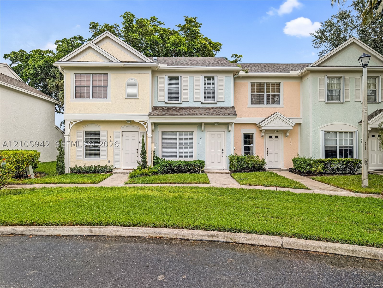 271 Duval Ct — photo