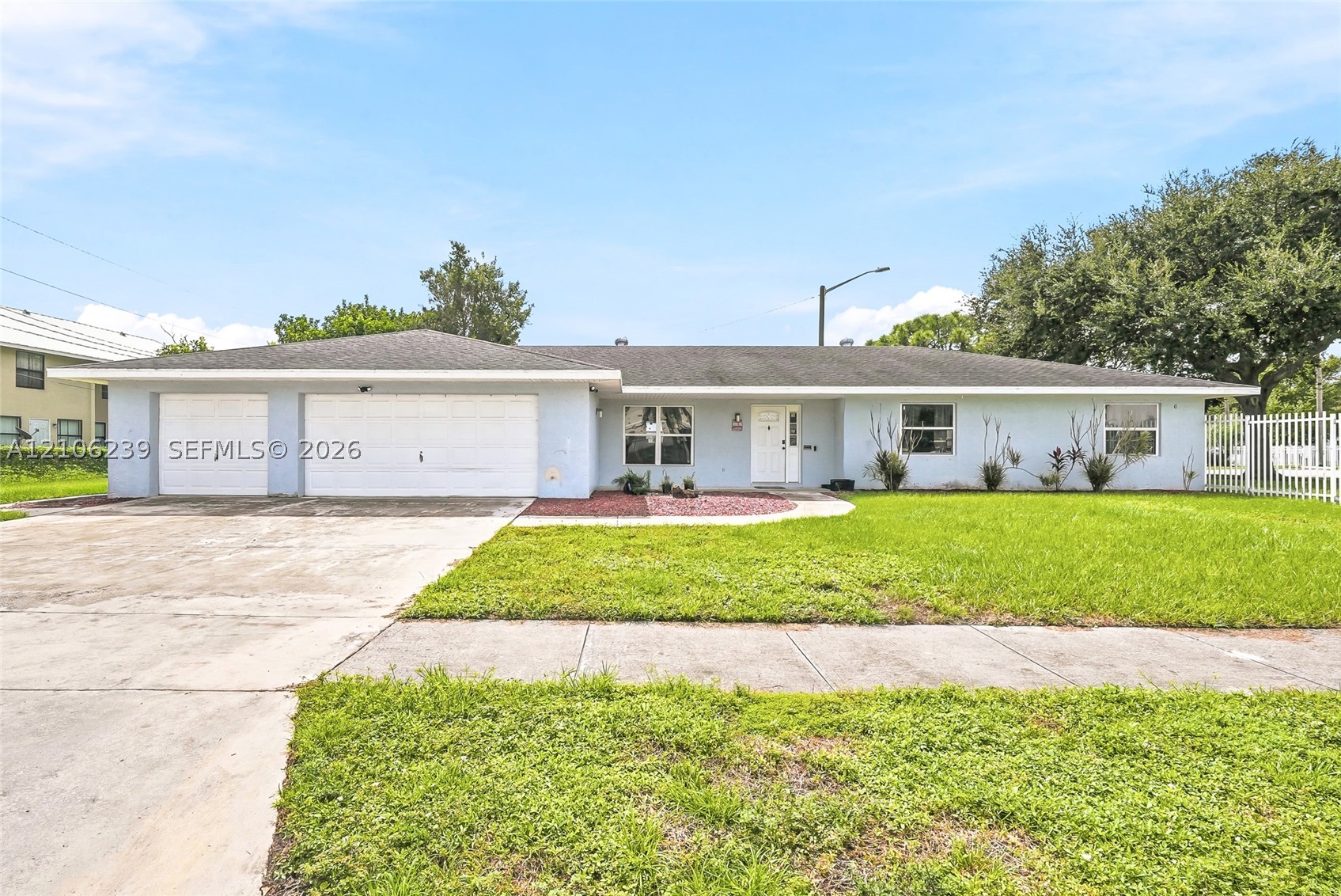 601 Ixoria Ave — photo