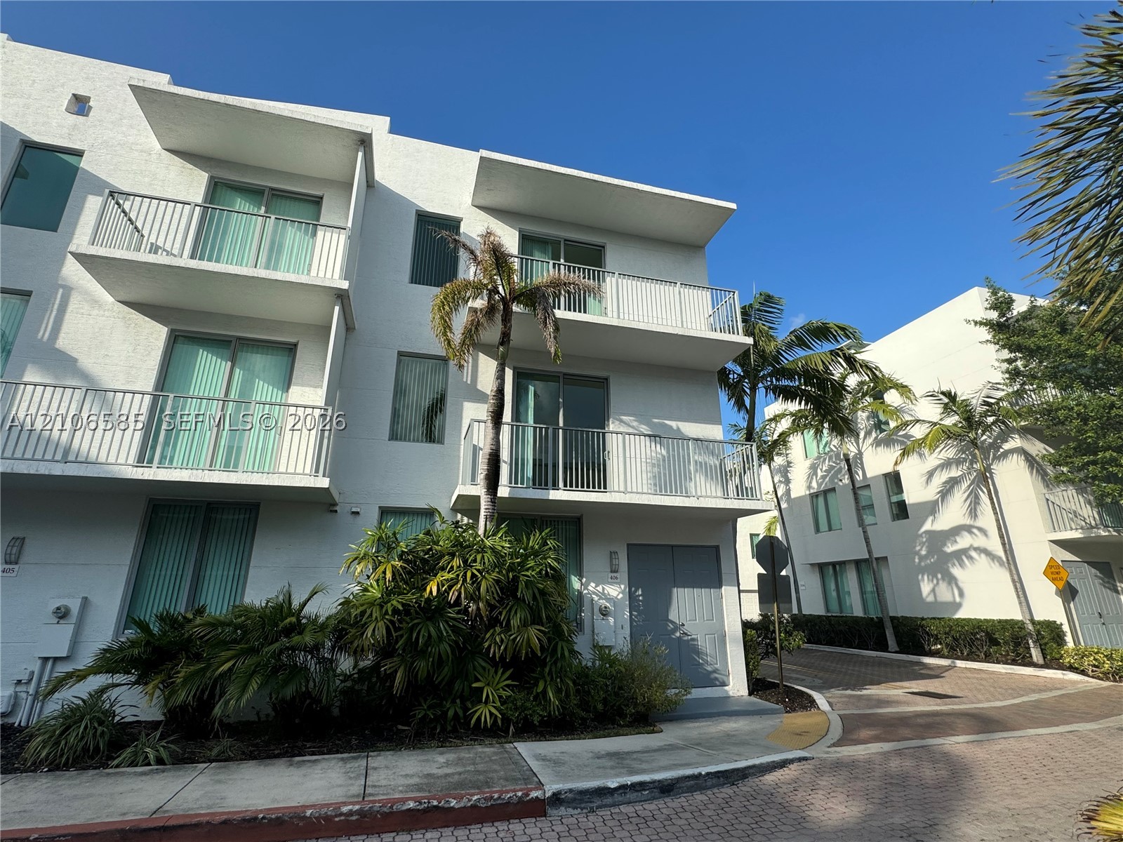 2146 Van Buren St Unit 406 — photo