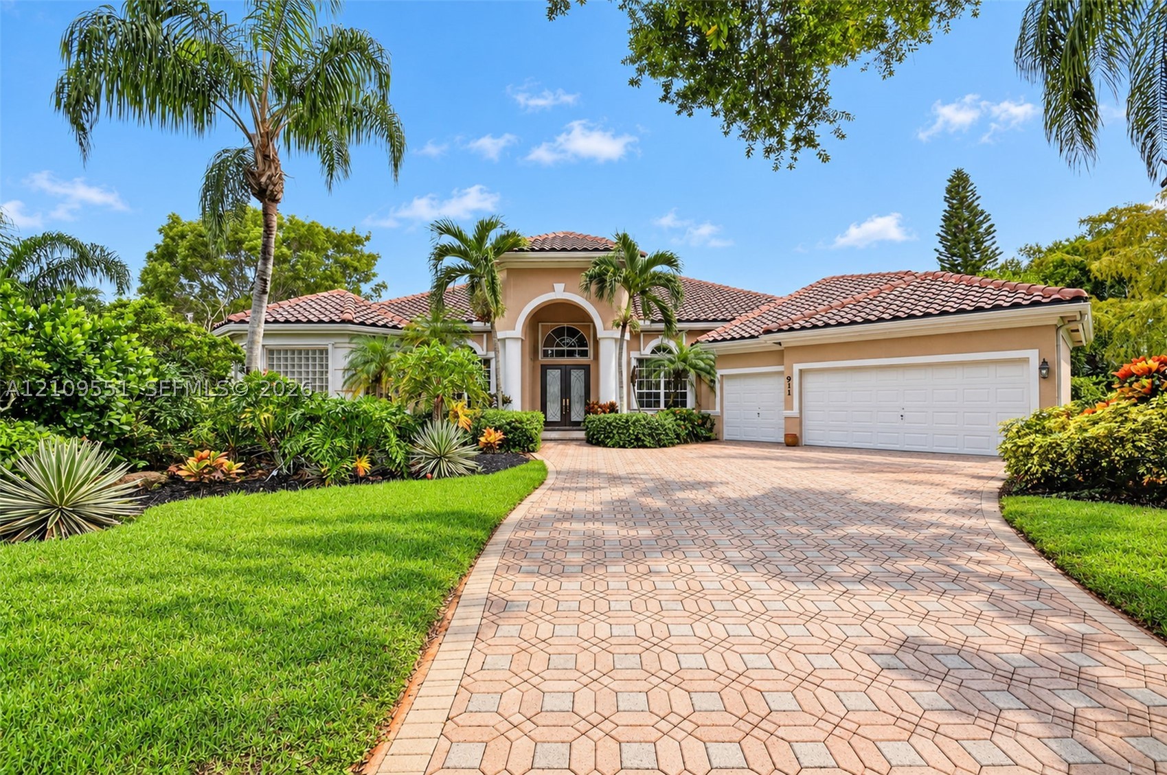 911 Forest Glen Ln — photo