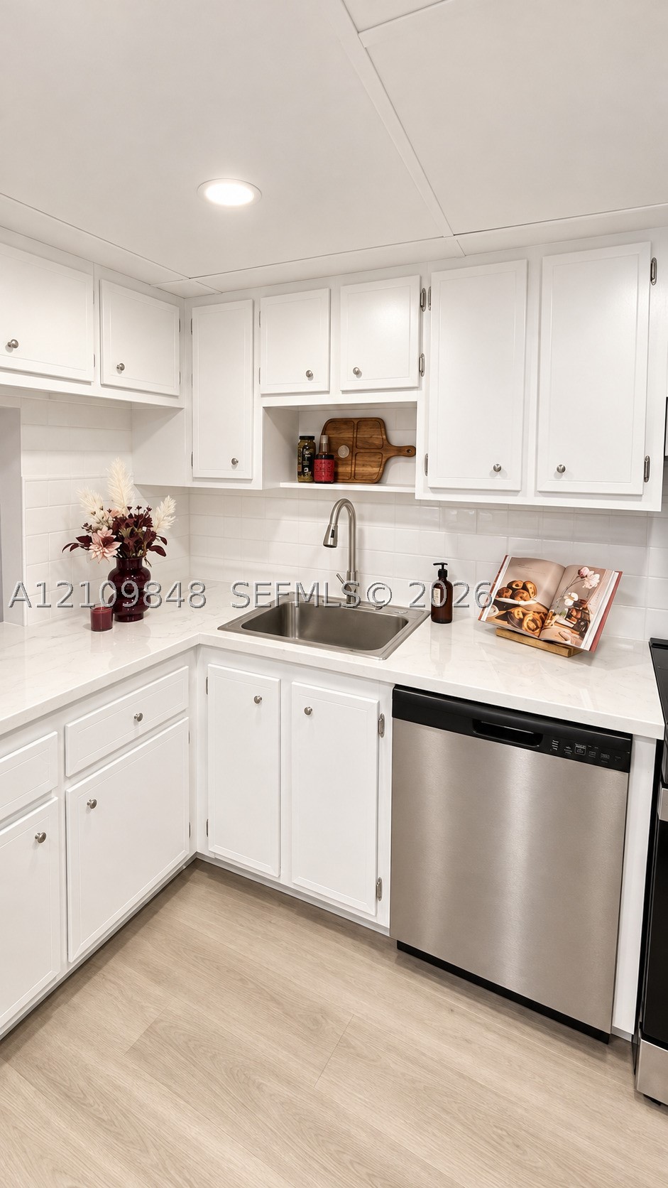 1050 Country Club Dr Unit 306 — photo