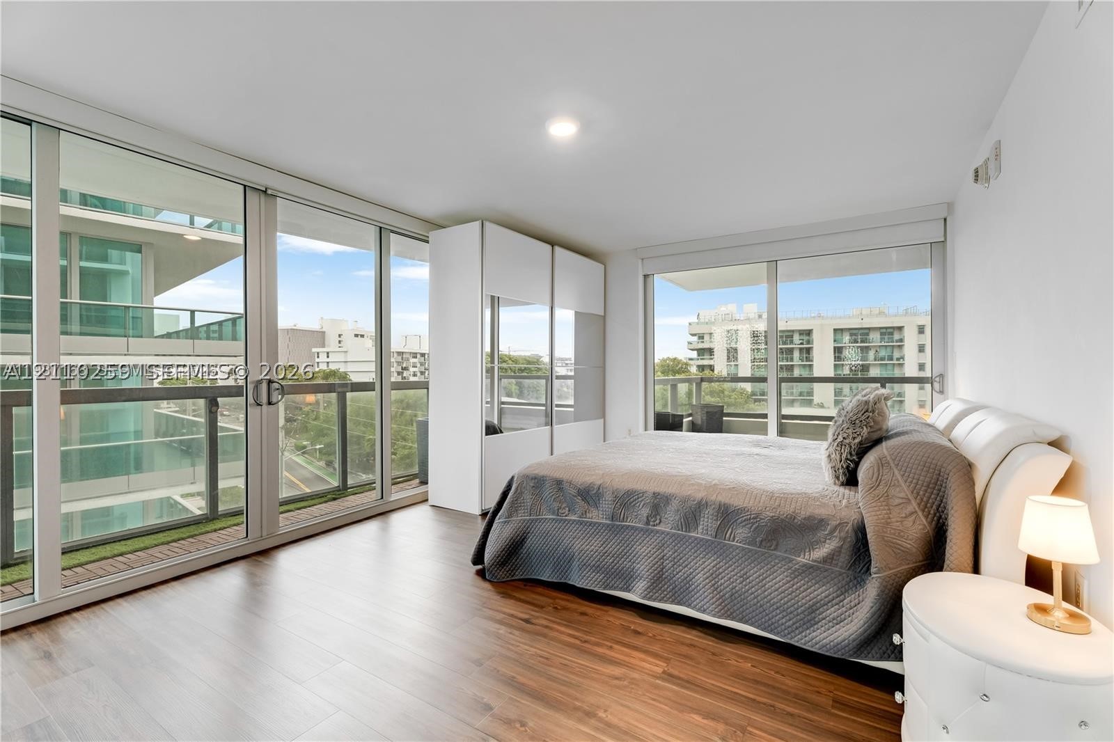 9261 E Bay Harbor Dr Unit 607 — photo