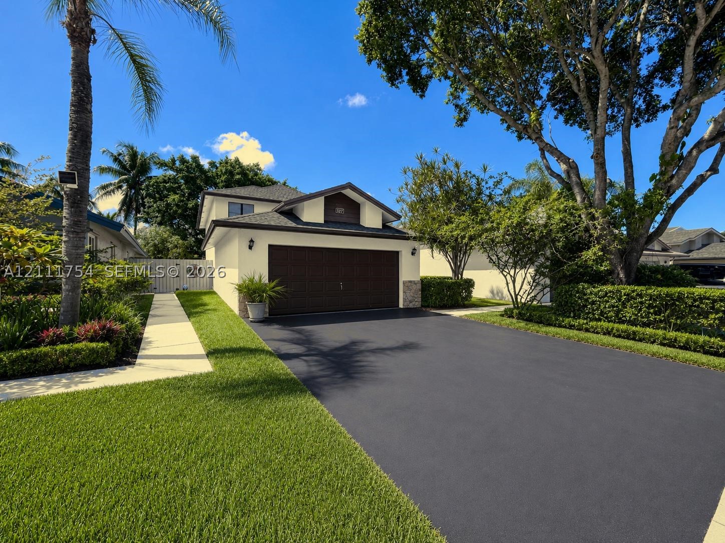 527 Lakeside Cir — photo