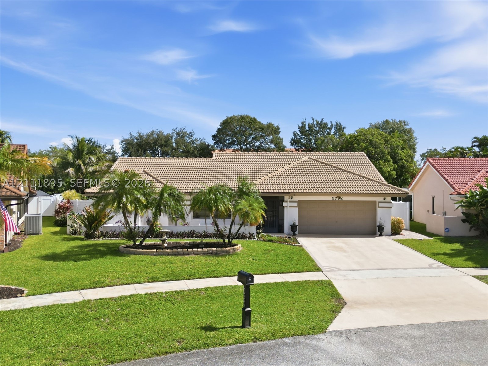 5792 Sun Pointe Cir — photo