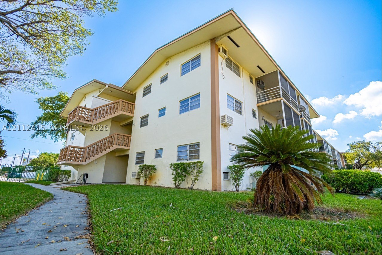 16790 NE 14th Ave Unit 215 — photo