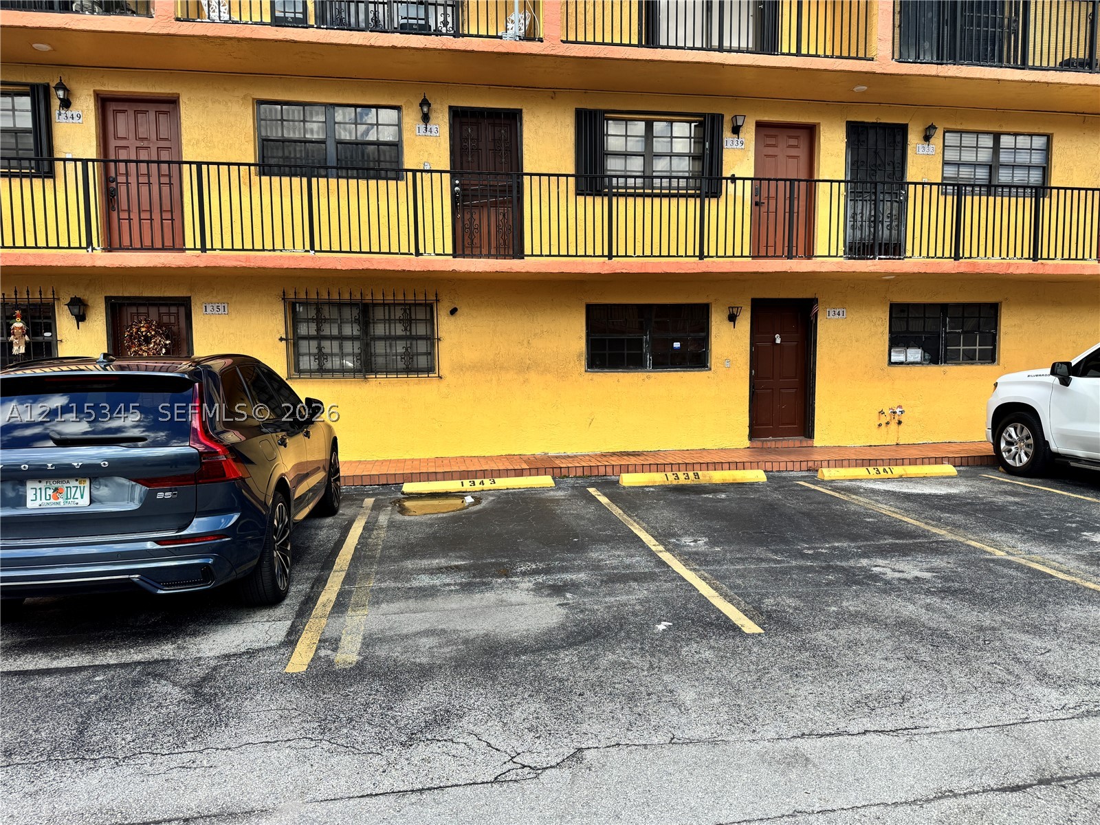 1343 W 51st Pl Unit B-4 — photo