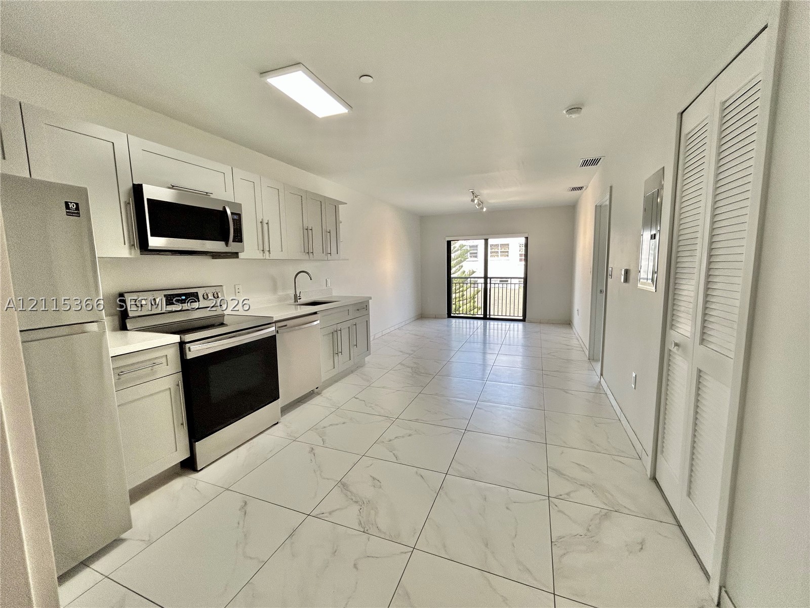 836 SW 2nd St Unit 303 — photo