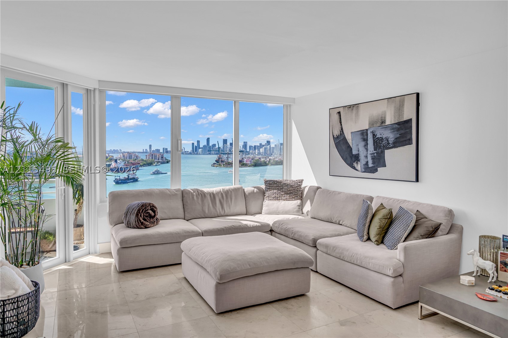 400 S Pointe Dr Unit 1807 — photo