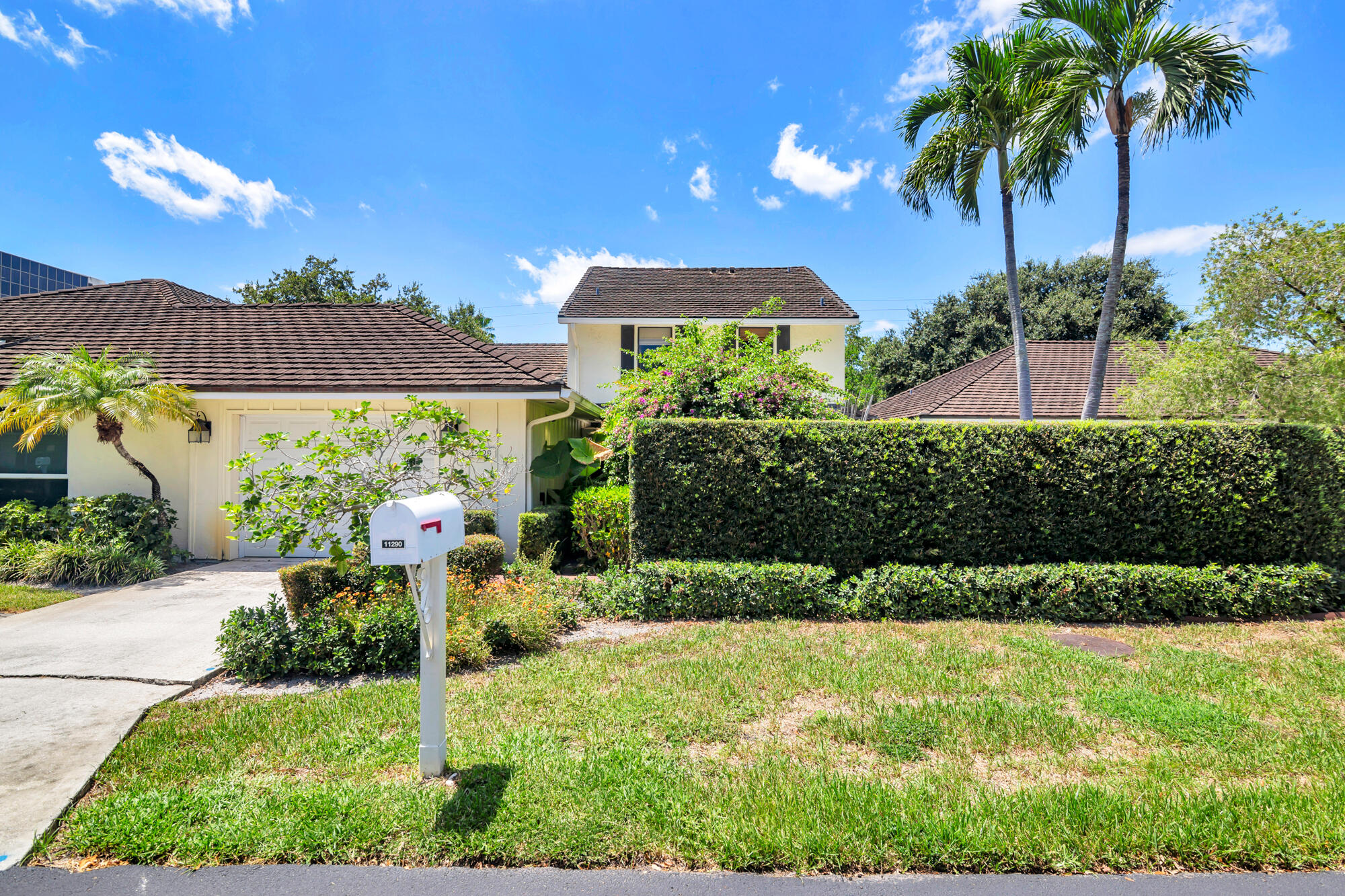 11290 Glen Oaks Court — photo