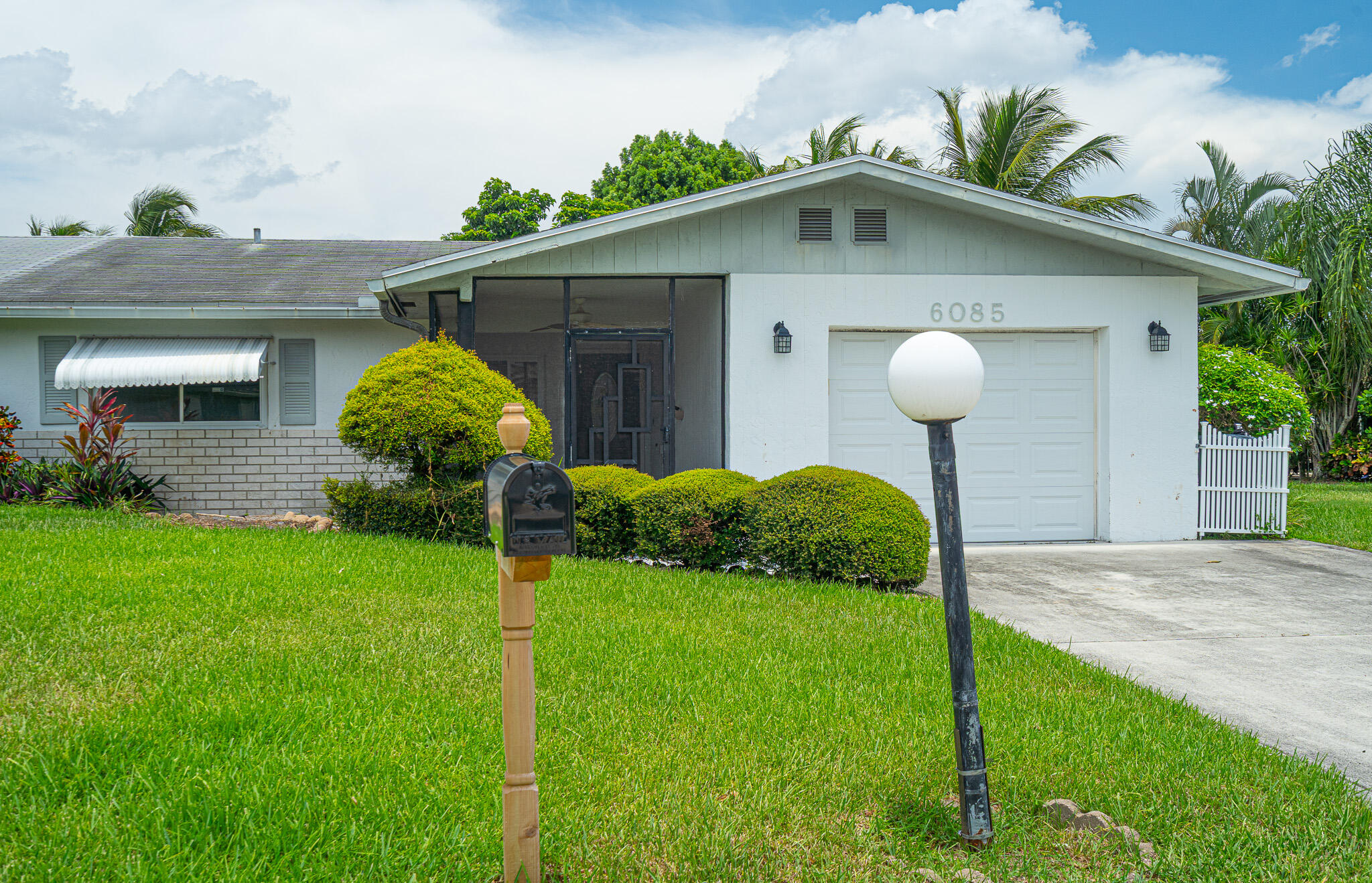 6085 Stanley Lane — photo