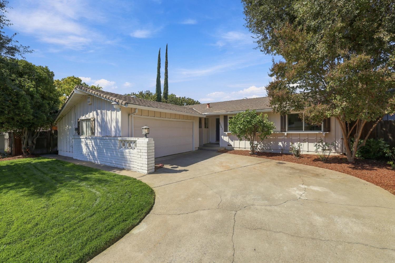 8563 La Riviera — photo