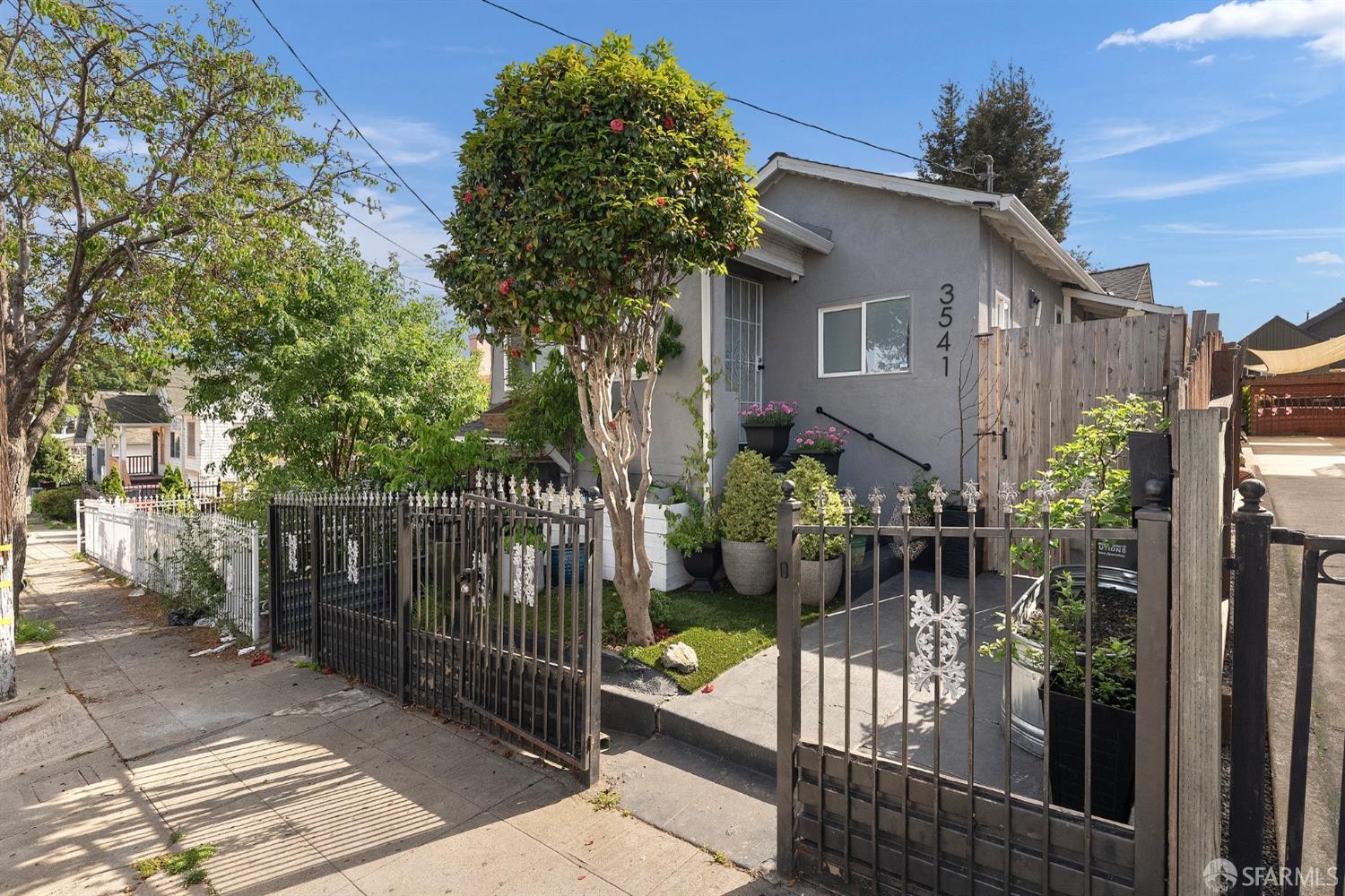 3541 Custer Street — photo