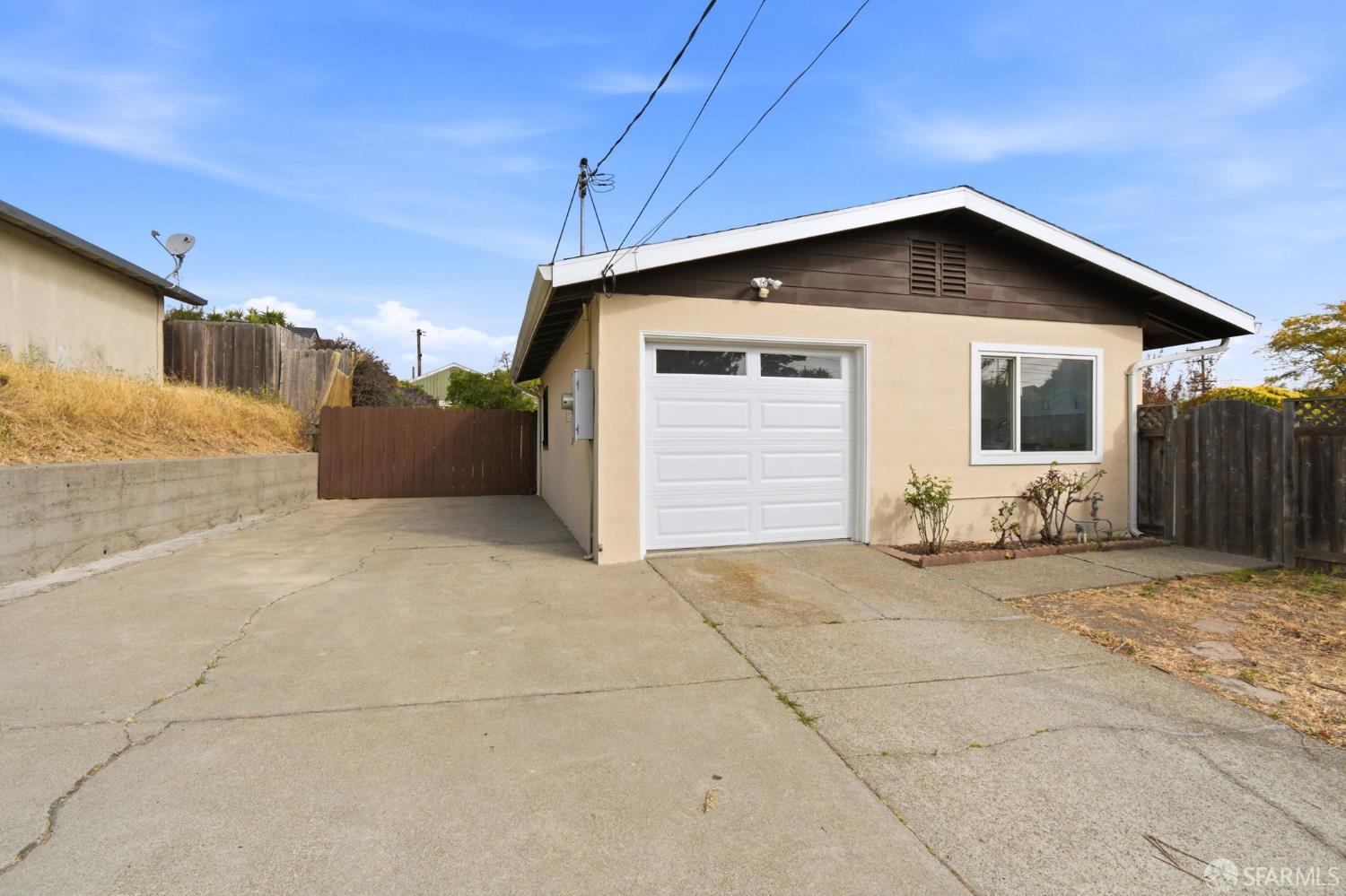 1439 Karen Road — photo