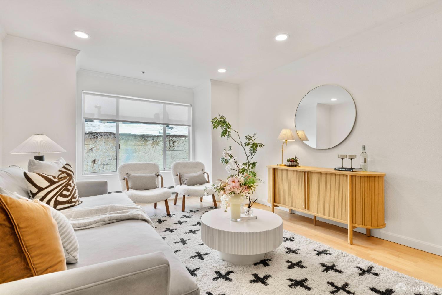 550 South Van Ness Avenue 208 — photo