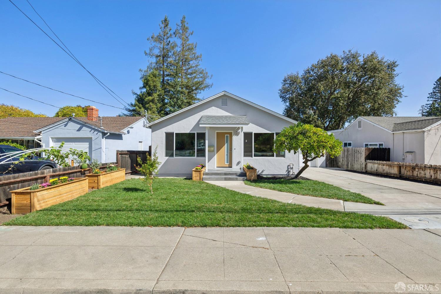 717 Alameda De Las Pulgas — photo