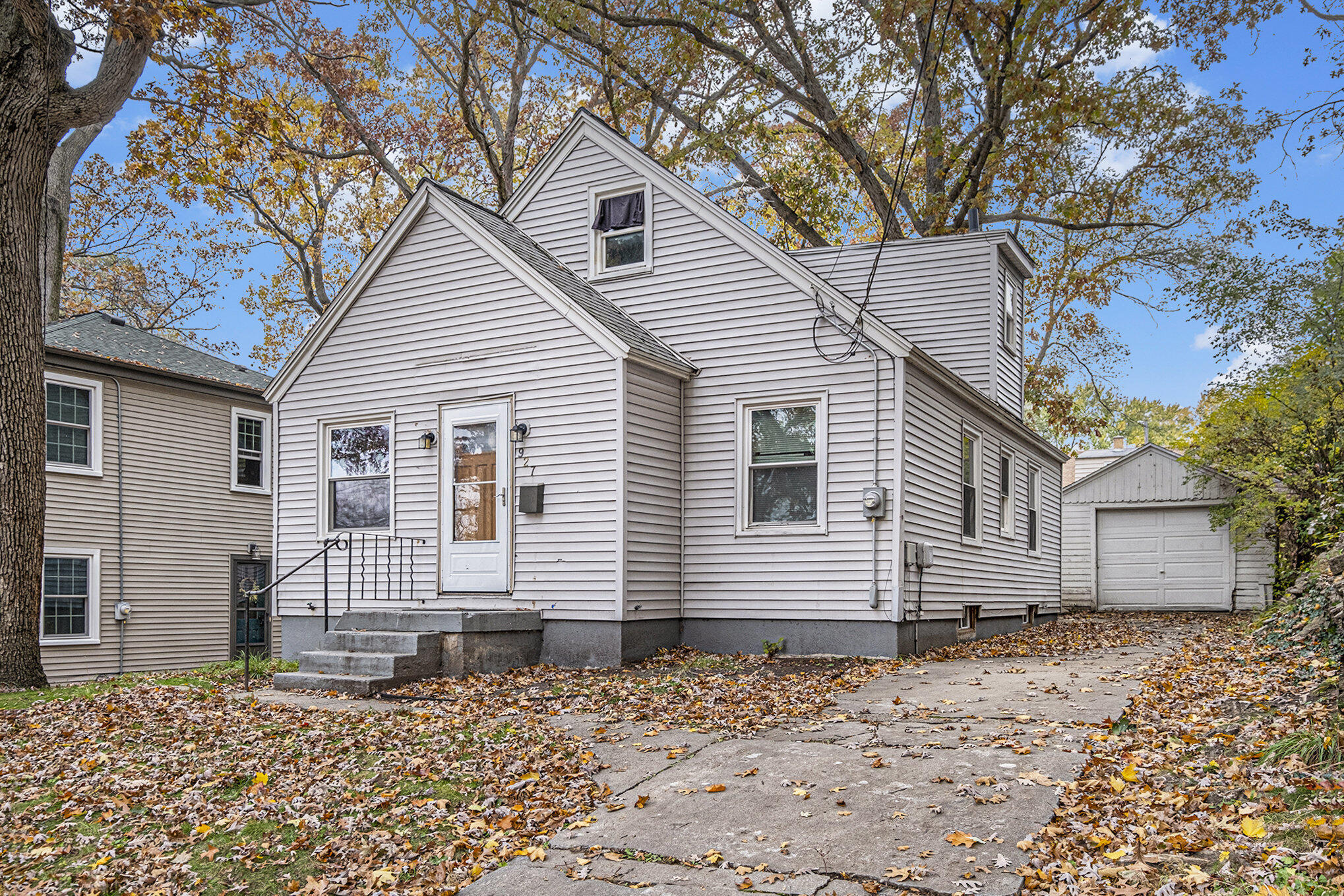927 Merrifield Street SE — photo
