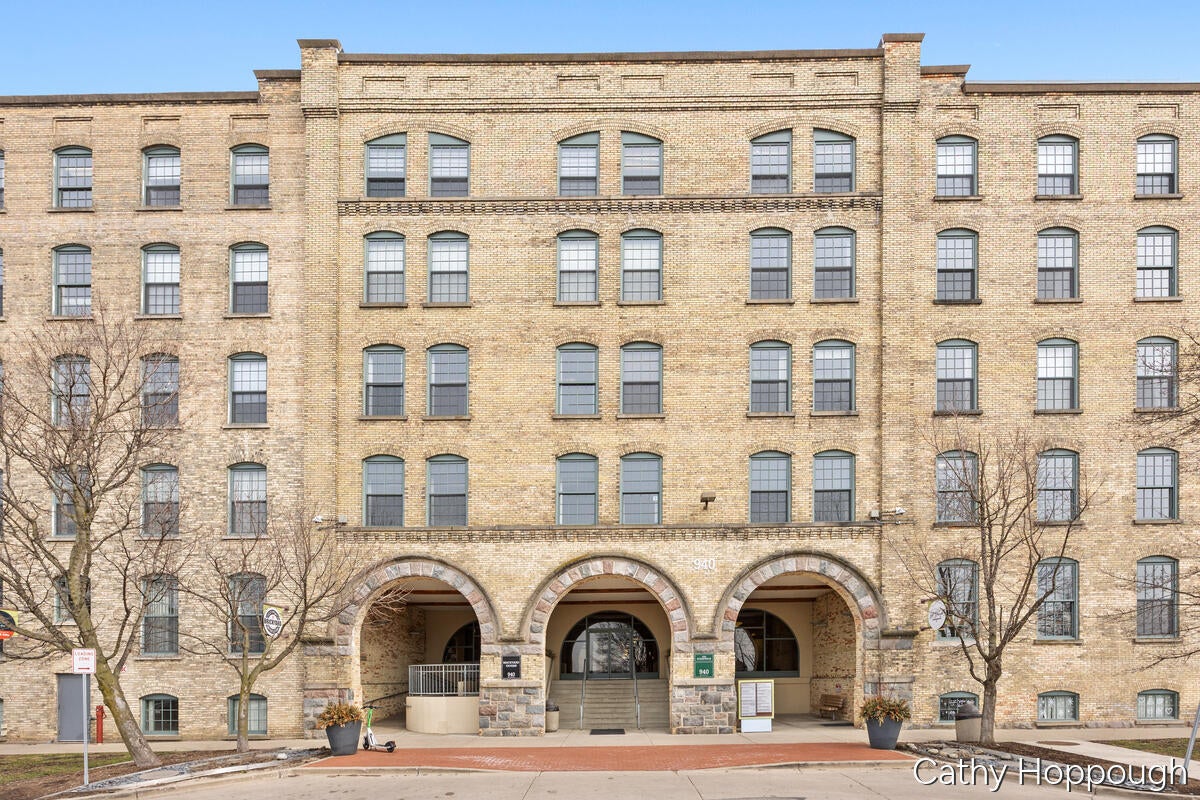 940 Monroe Avenue NW — photo