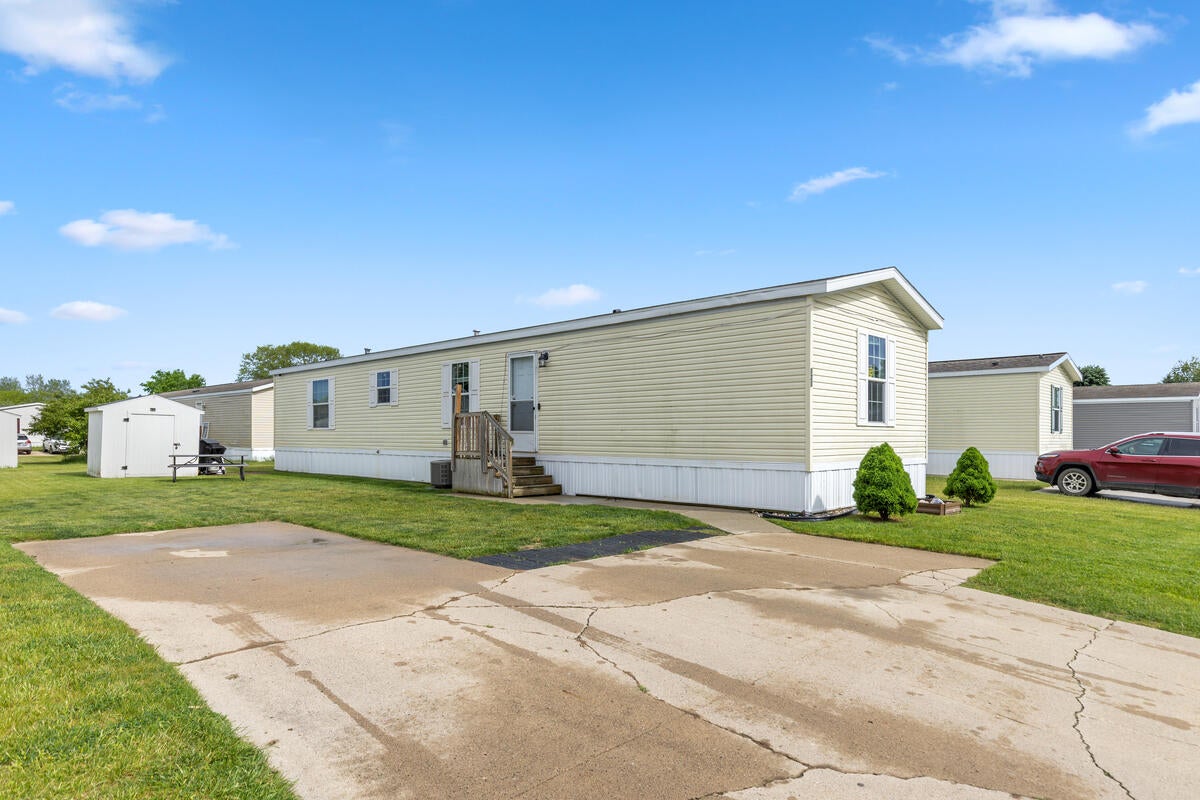 360 E Tuttle Road — photo