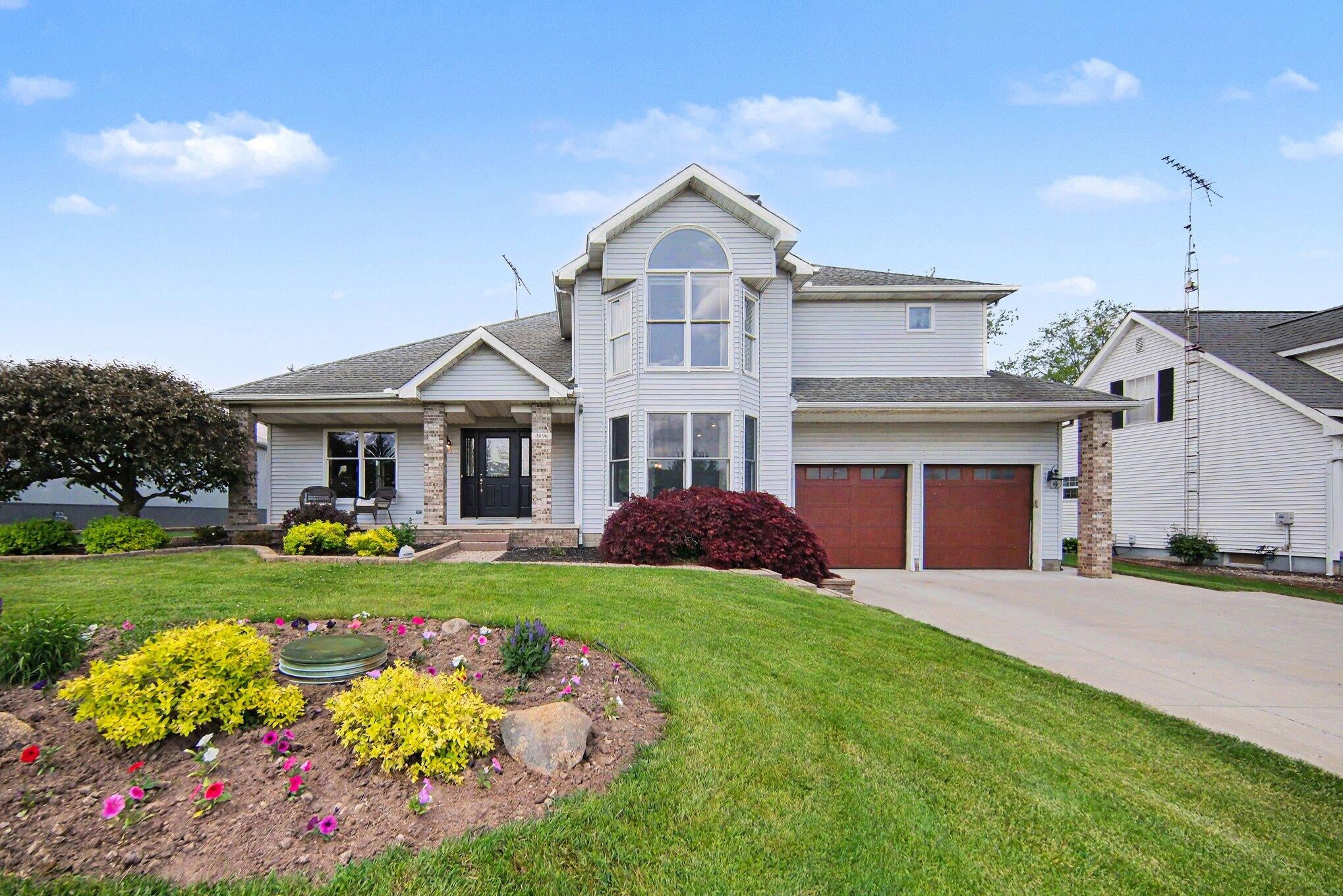 7496 Kingsley Drive — photo