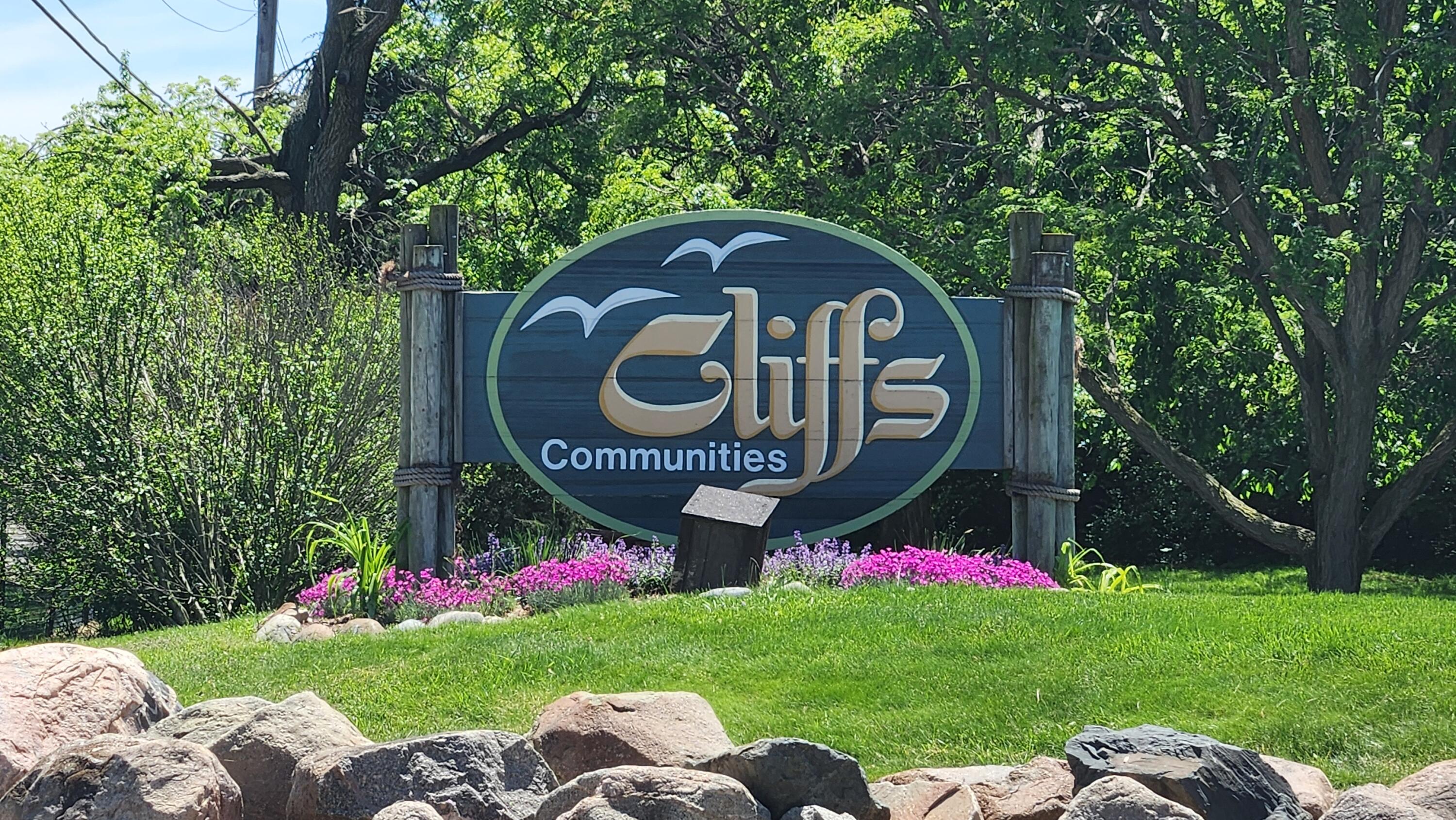 804 Cliffs Drive — photo