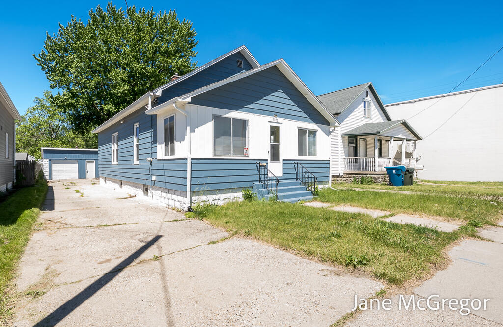 2023 Henry Street — photo