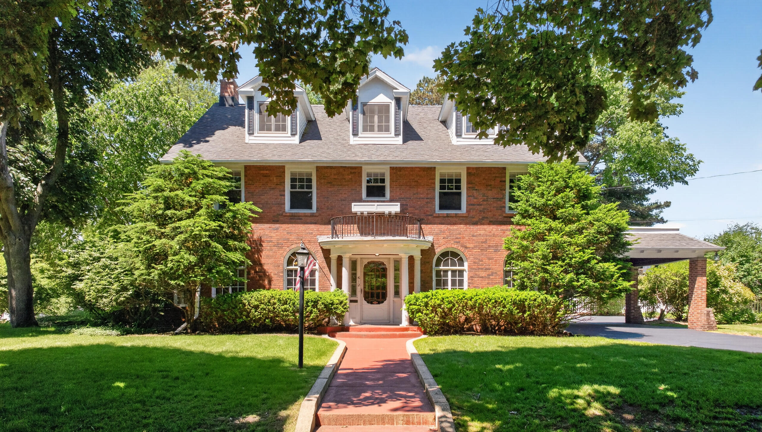 612 S Bowen — photo