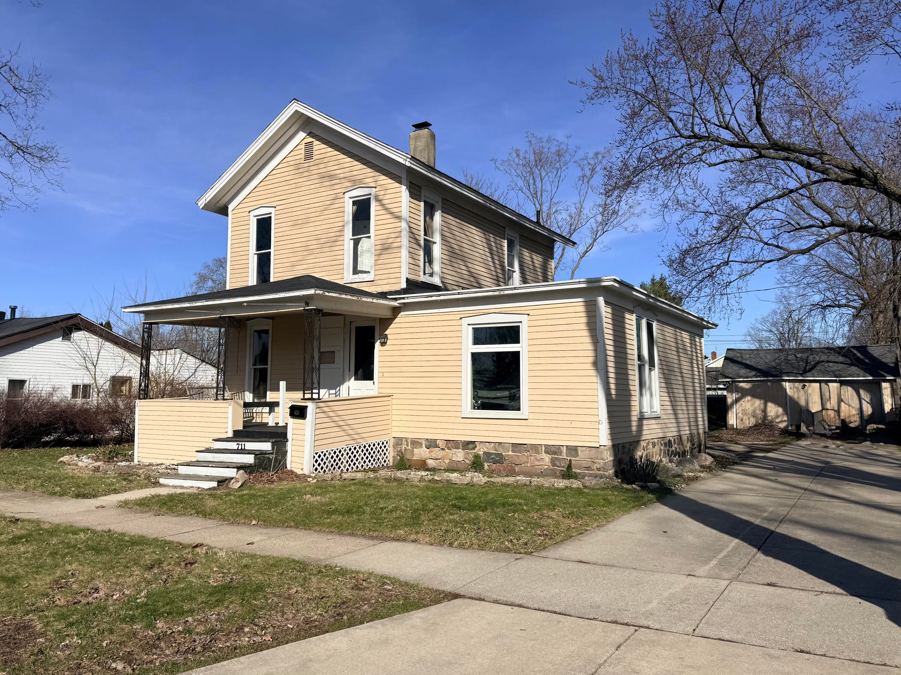711 Maple Street — photo