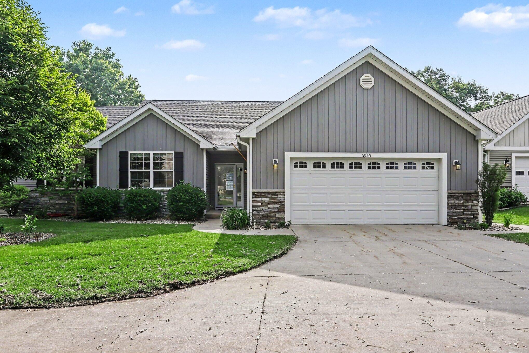 6945 Hunters Creek — photo