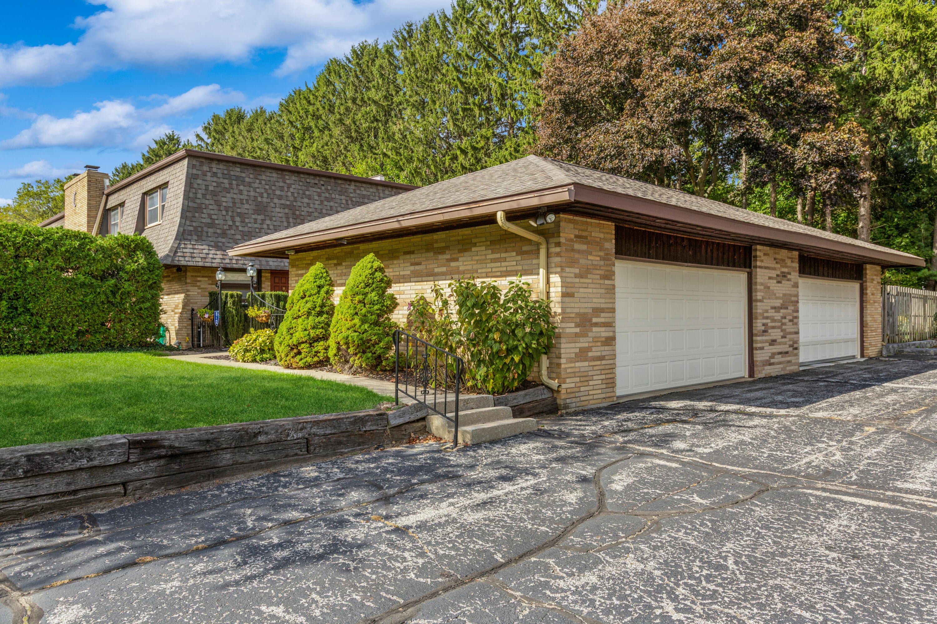 2727 S Lakeshore Drive — photo