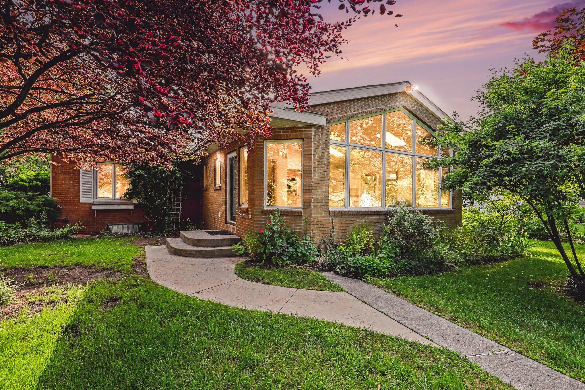 6458 Lakeshore Road — photo