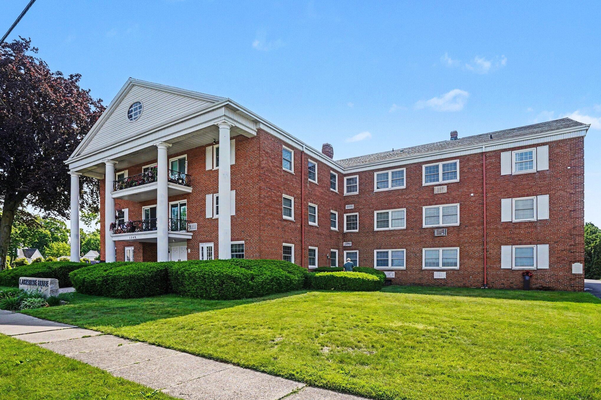 1249 Lakeshore Drive — photo