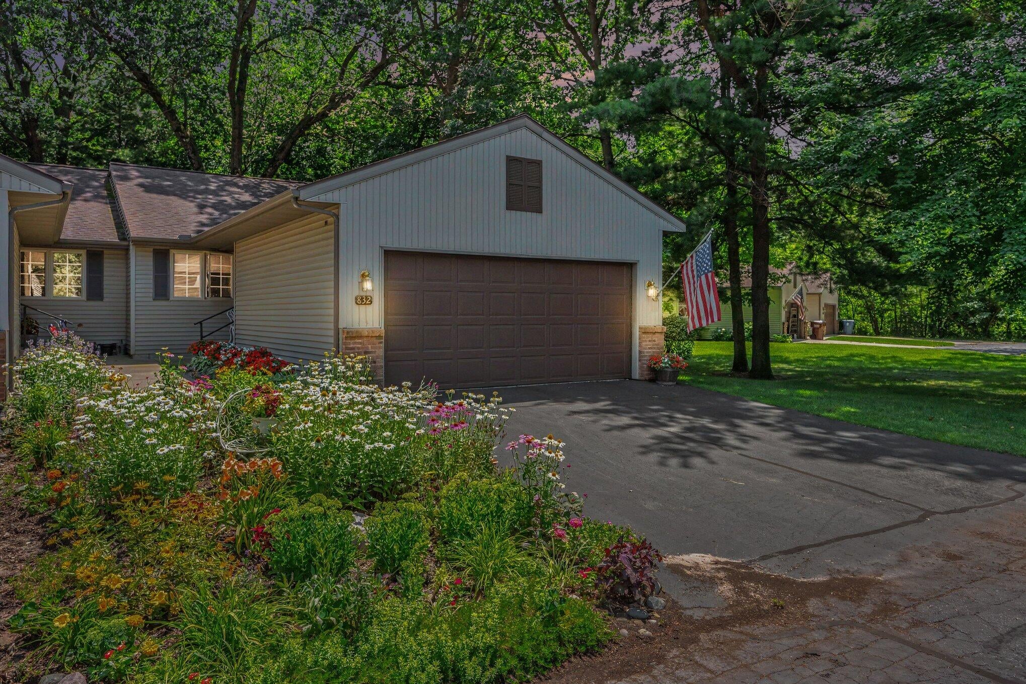 832 Highbanks Drive — photo