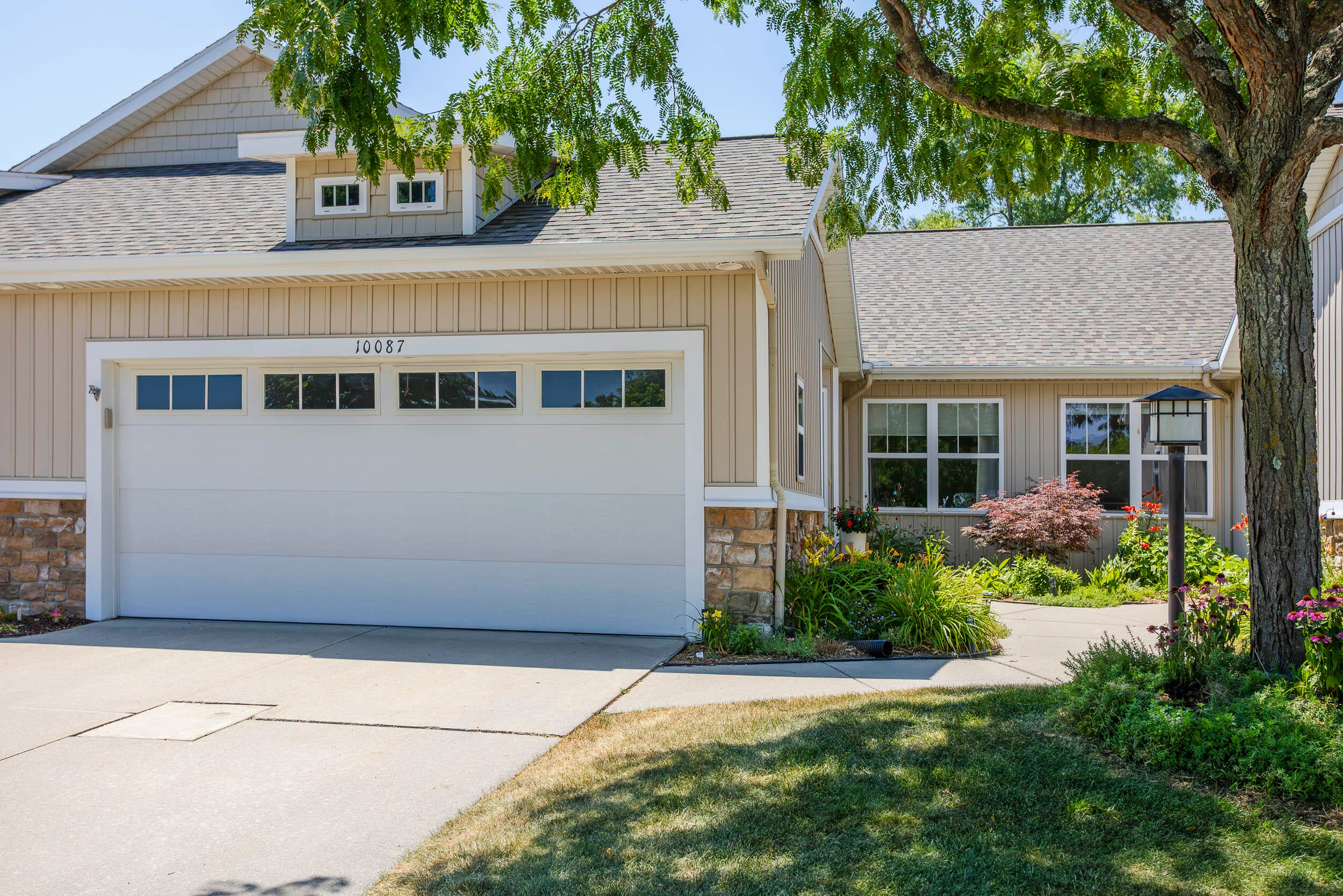 10087 S Crossroad Circle SE — photo