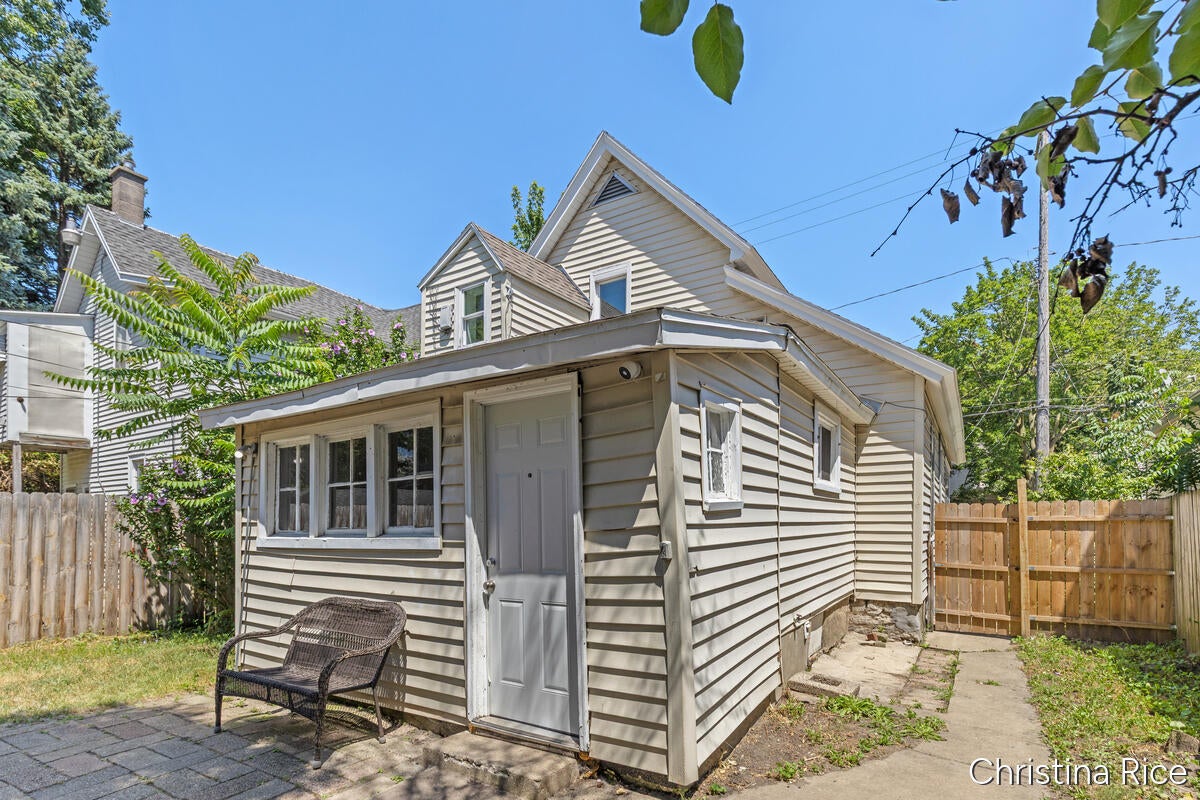 927 Davis Avenue NW — photo