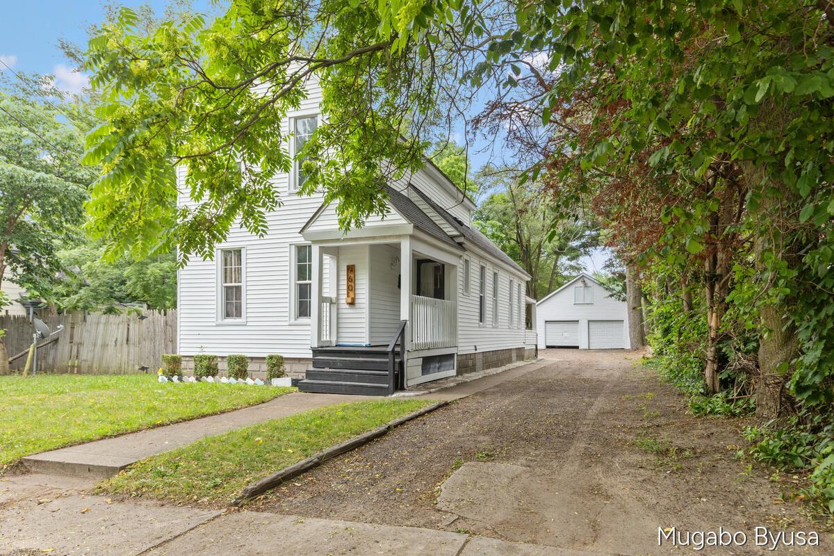 960 Temple Street SE — photo