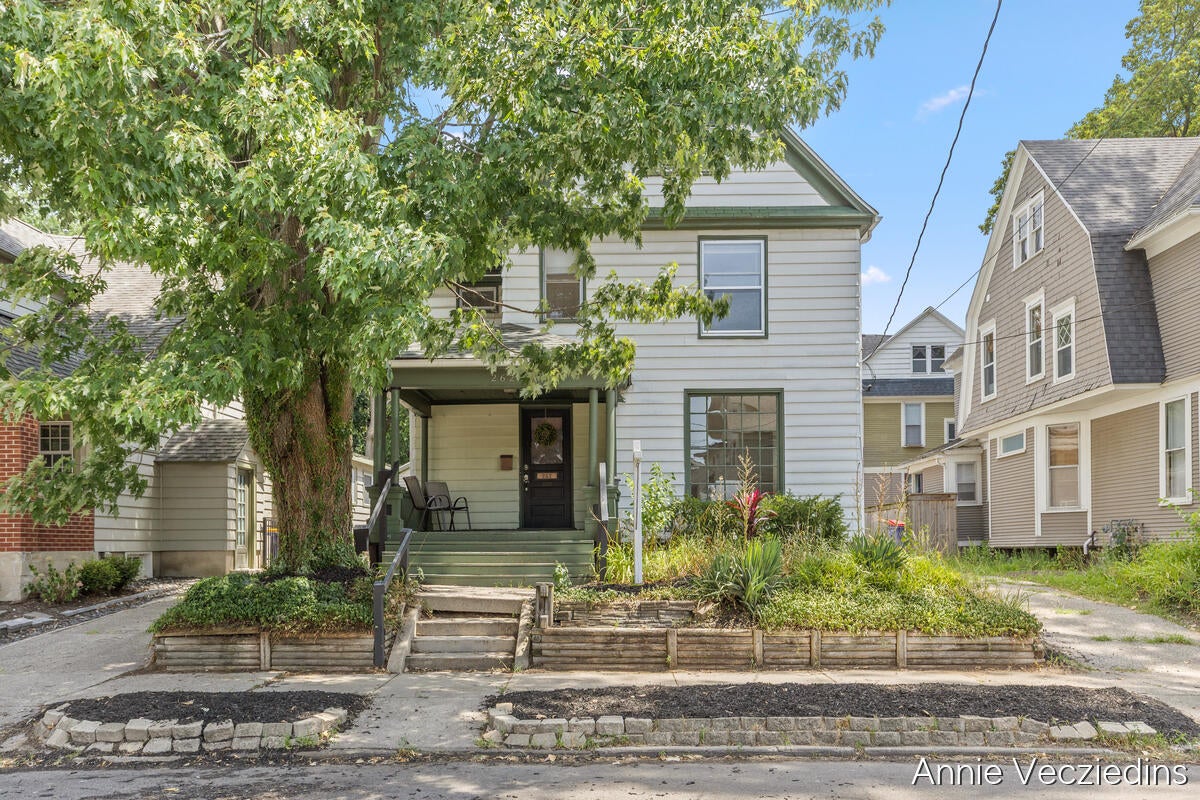 262 Hollister Avenue SE — photo