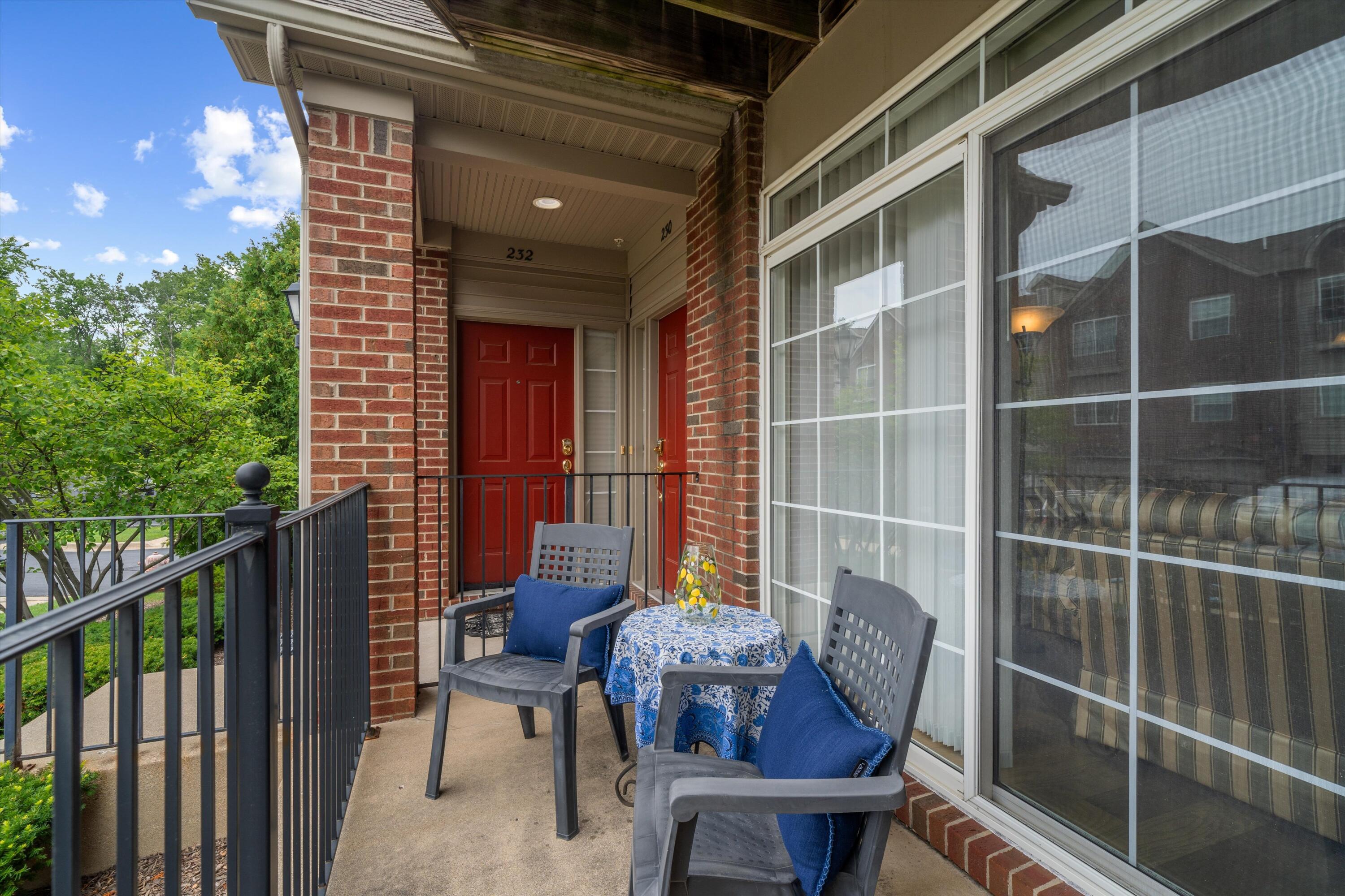 228 W Oakbrook Drive — photo