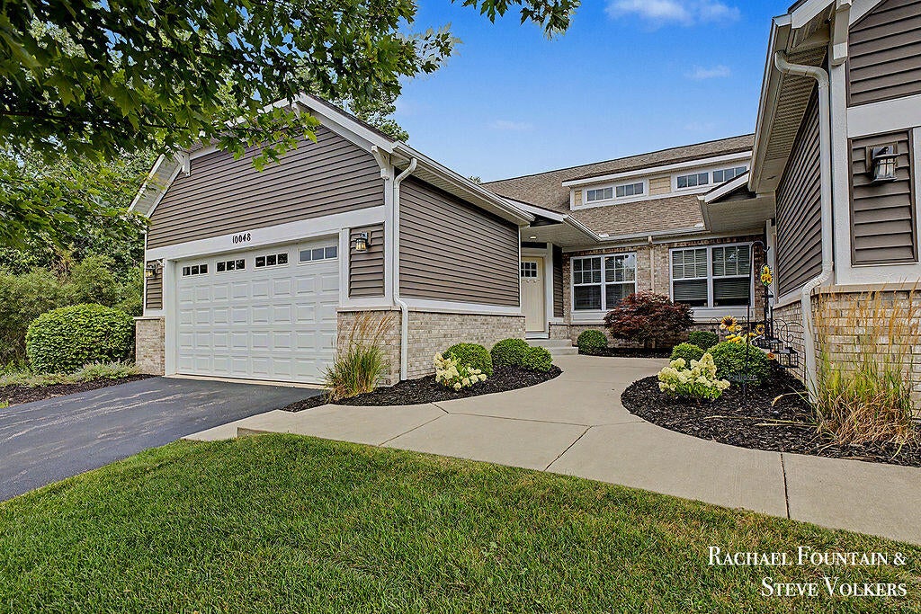 10048 S Crossroads Circle SE — photo
