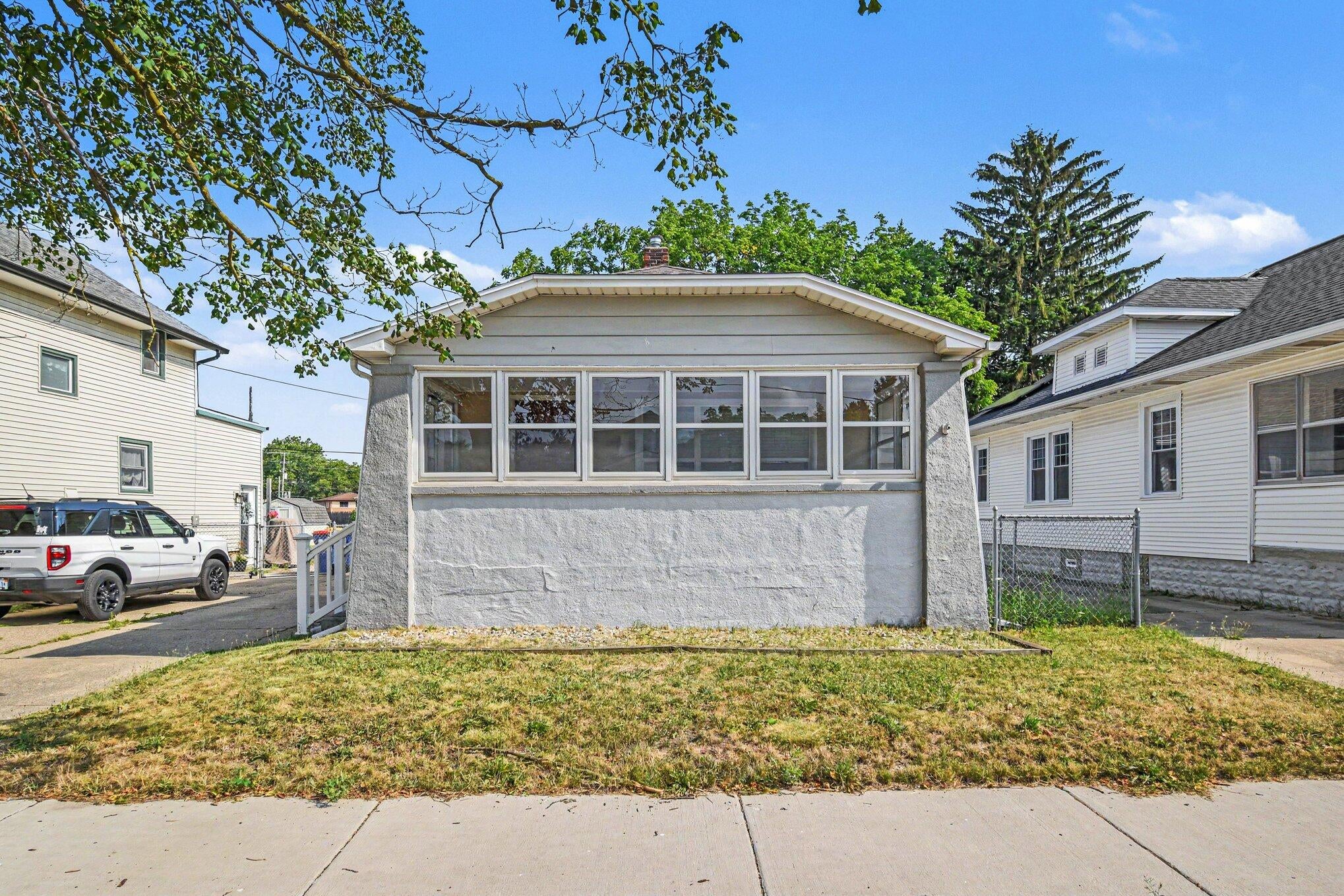 735 Eleanor Street NE — photo