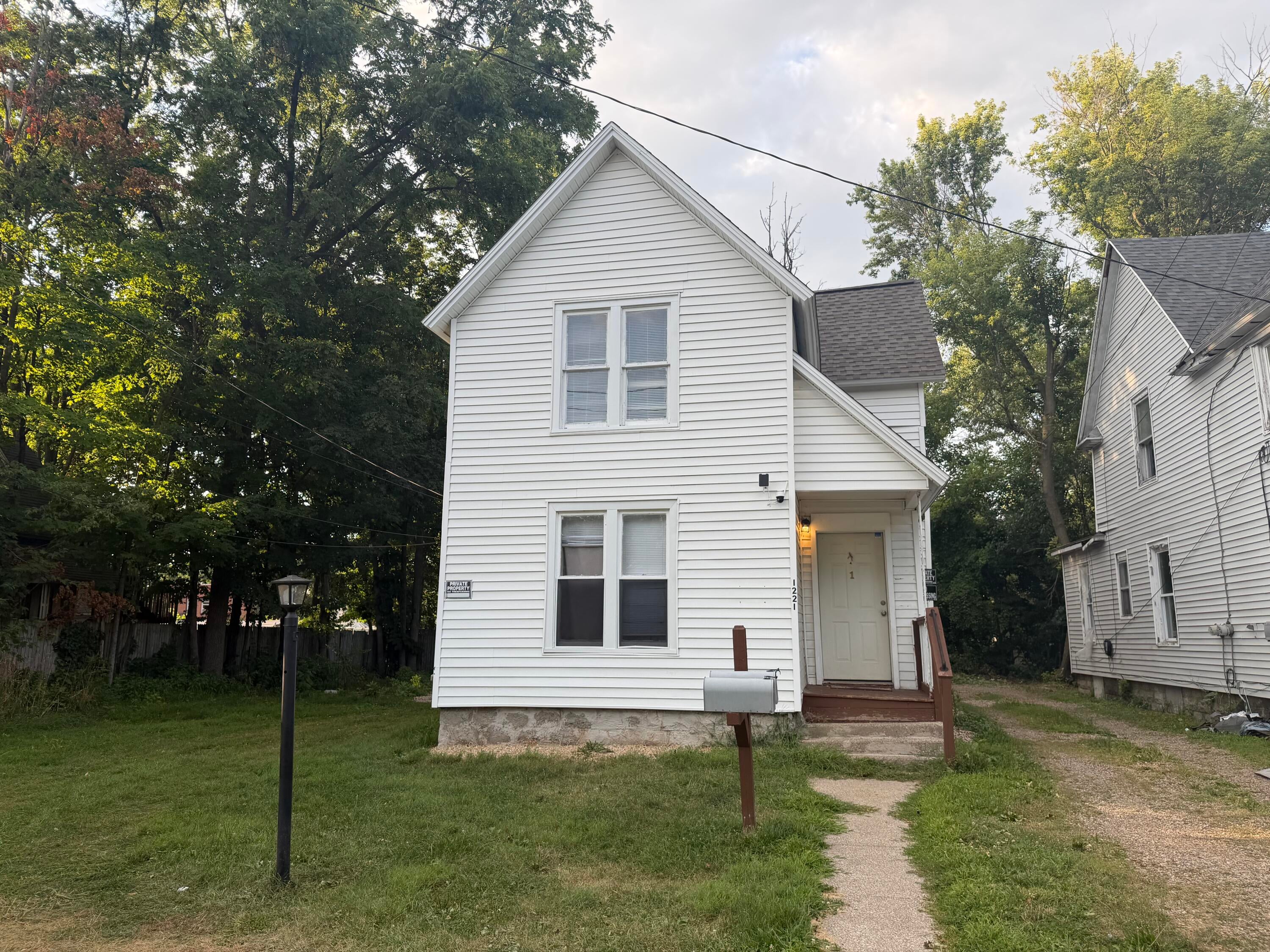 1221 Wells Place — photo