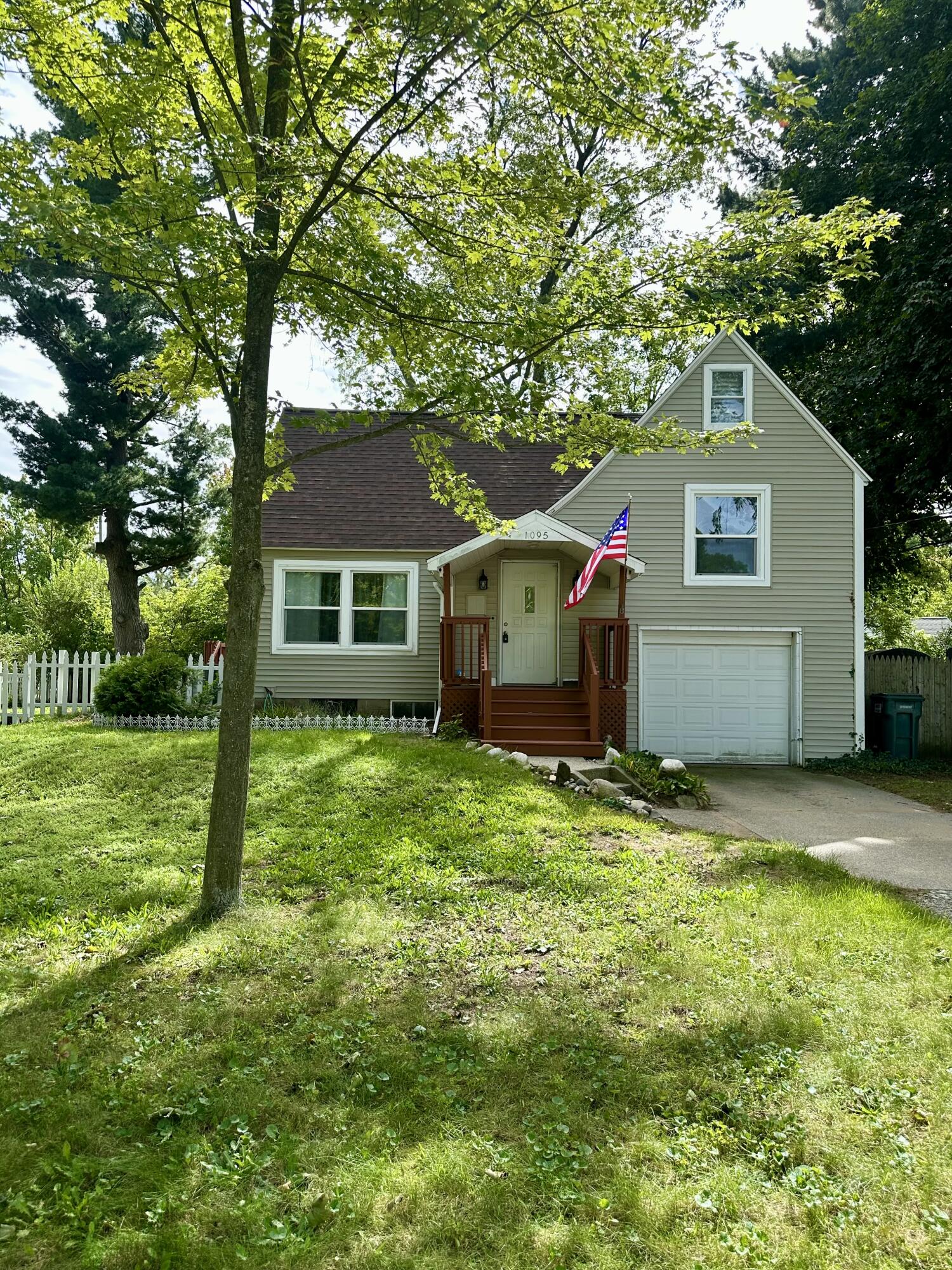 1095 Roosevelt Court — photo