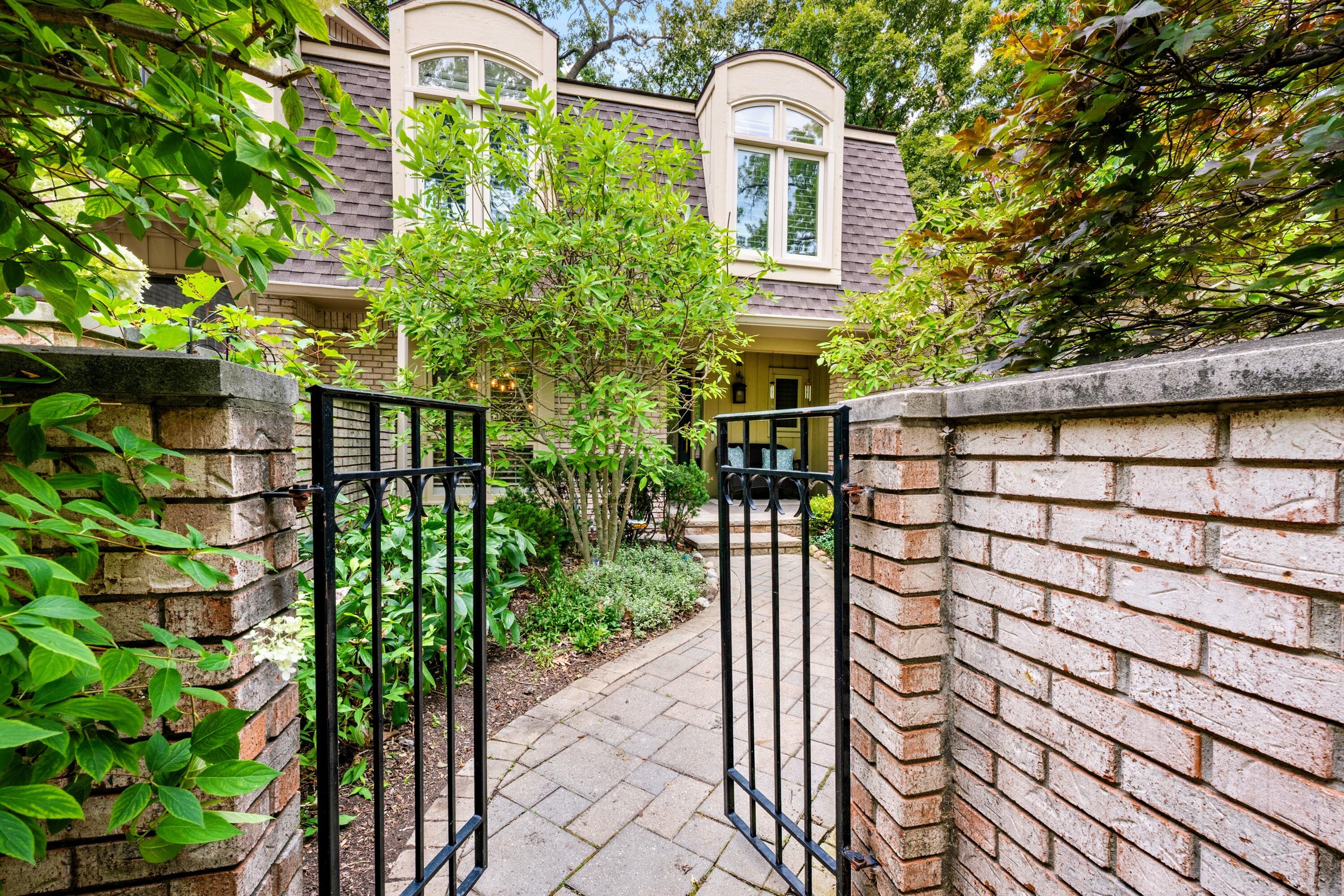 1189 Glenpointe Court — photo