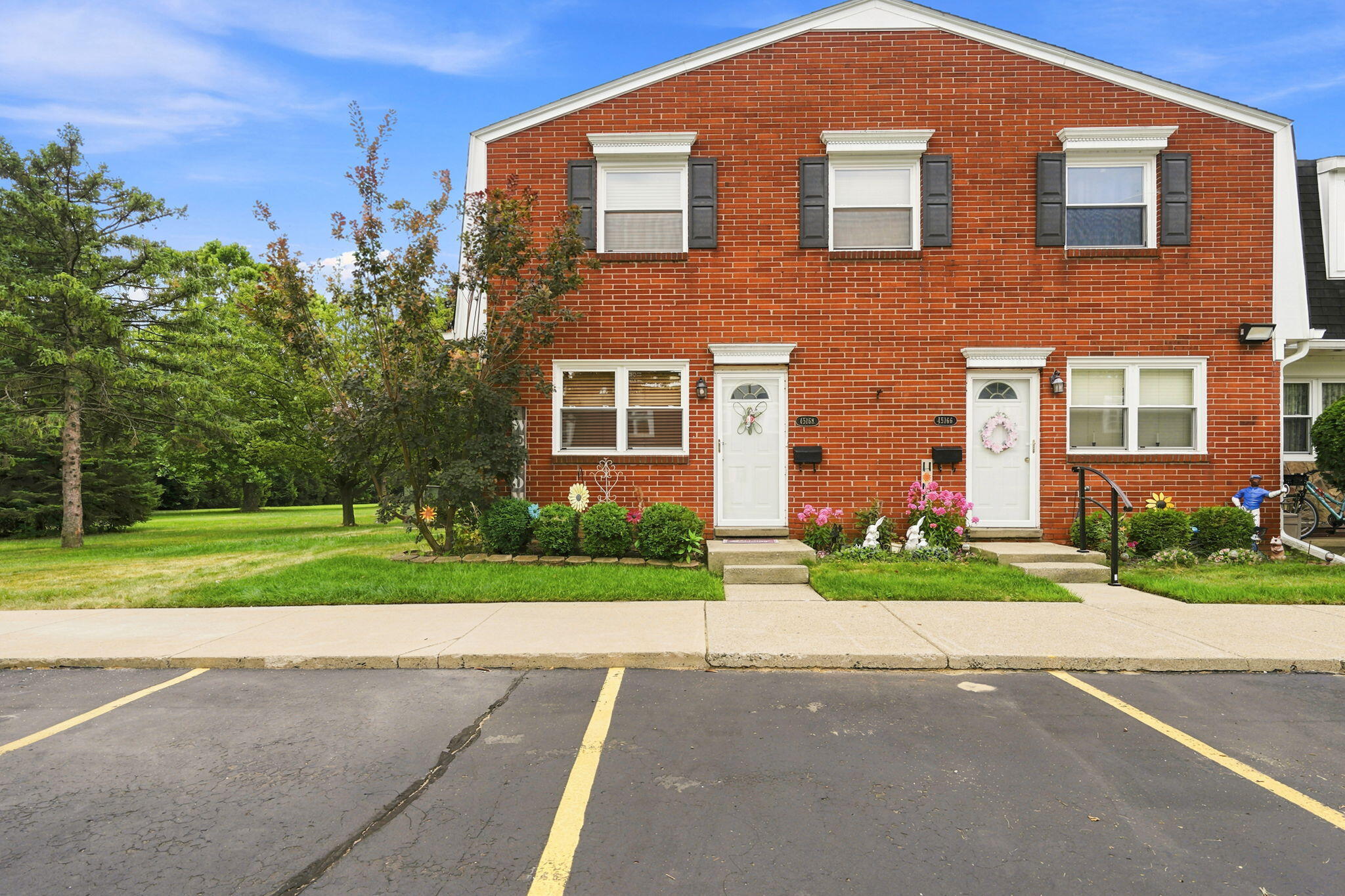 45168 Kensington Street — photo