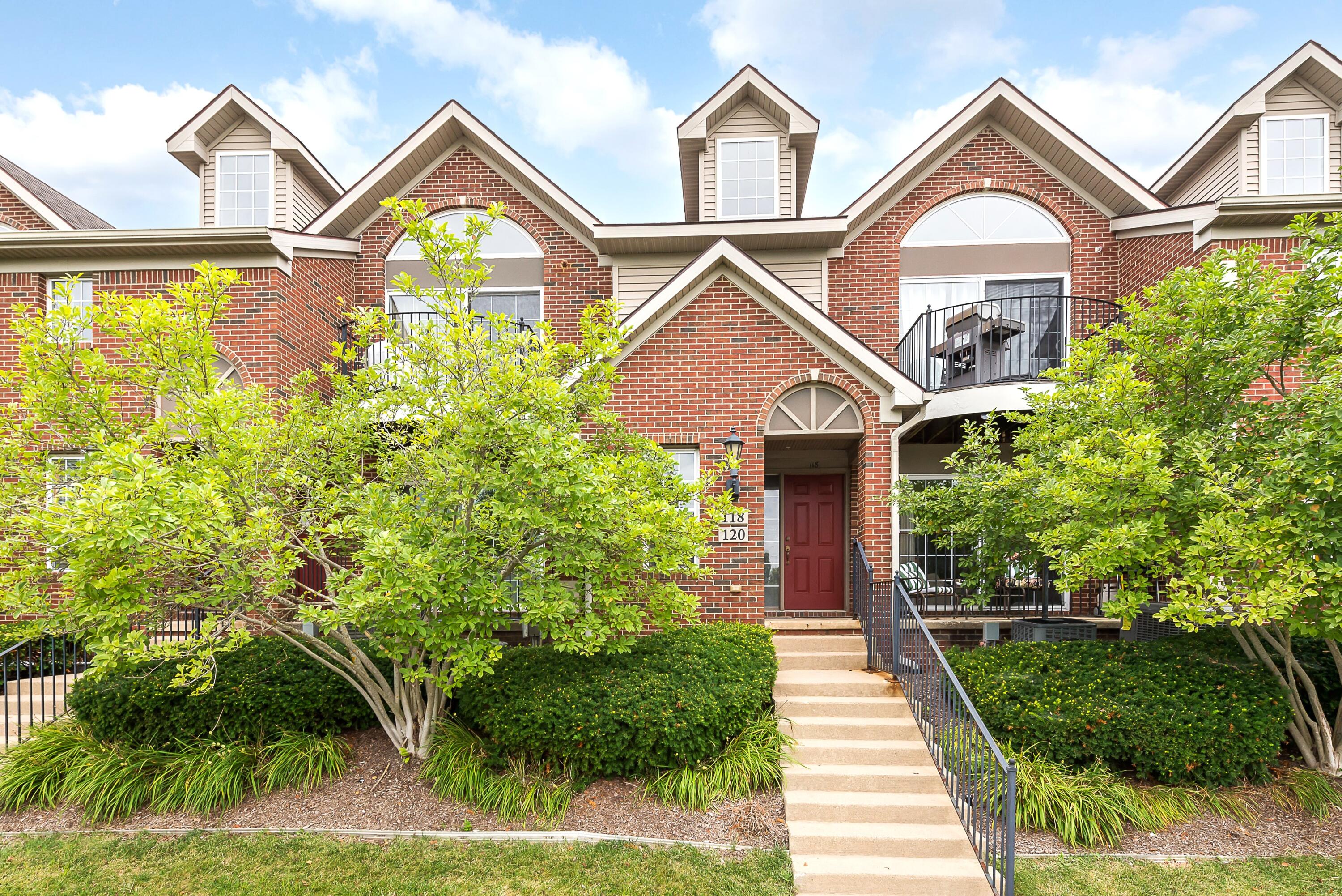 120 W Oakbrook Drive — photo