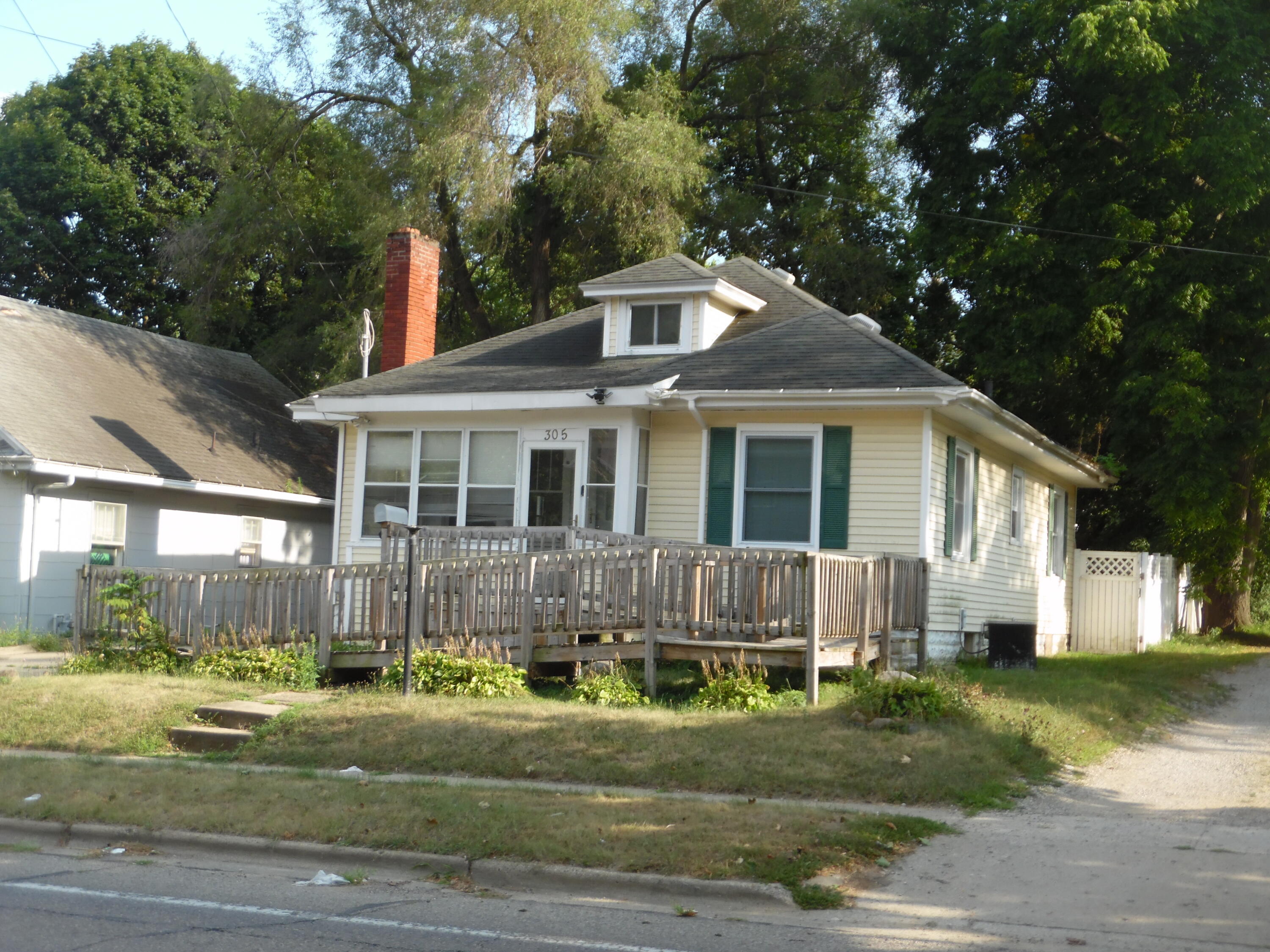 305 W High Street — photo