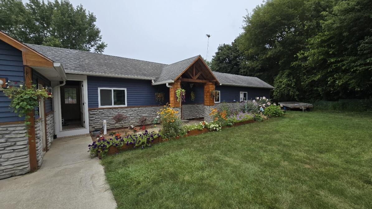 11118 E Grand River Avenue — photo