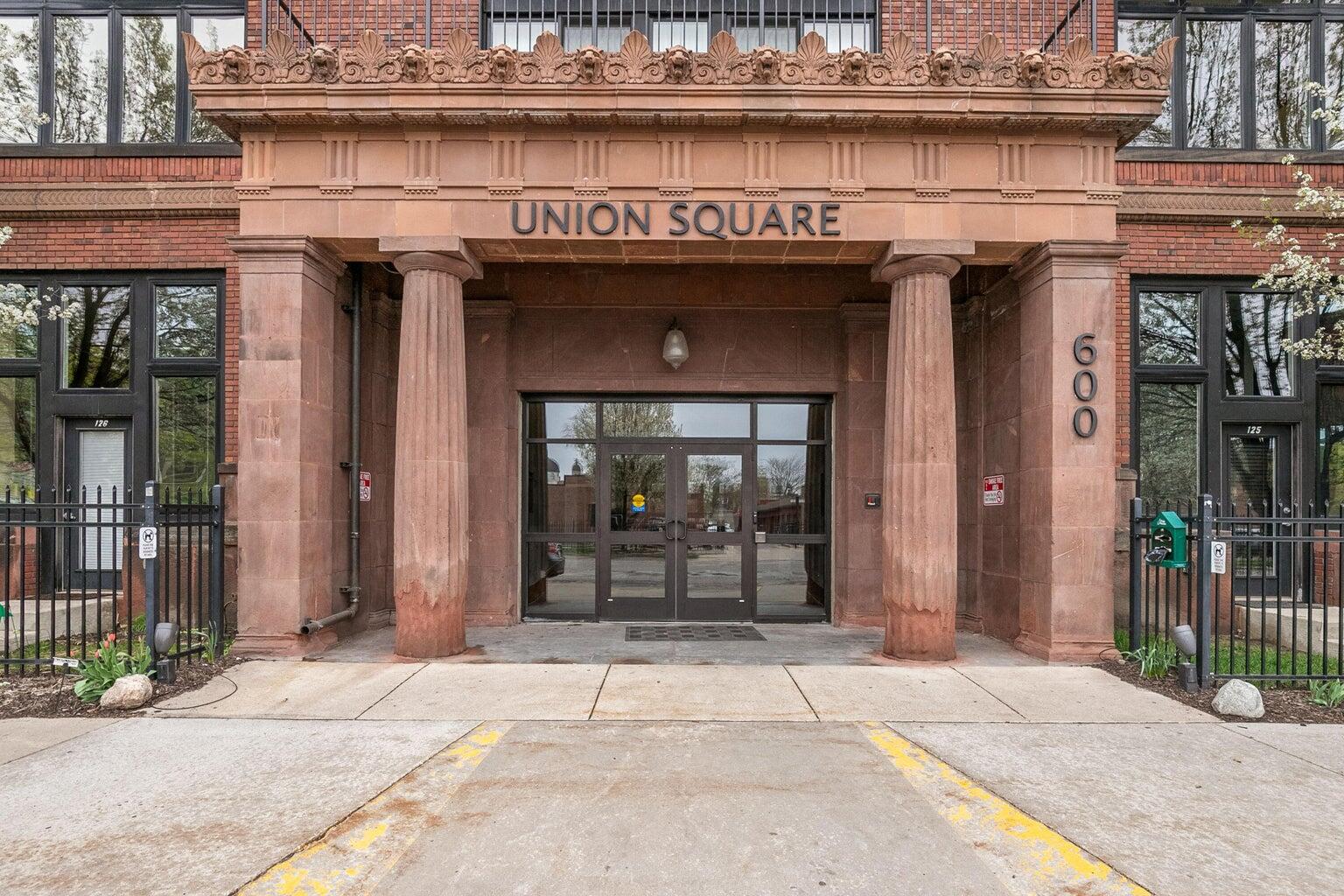 600 Broadway Avenue NW — photo