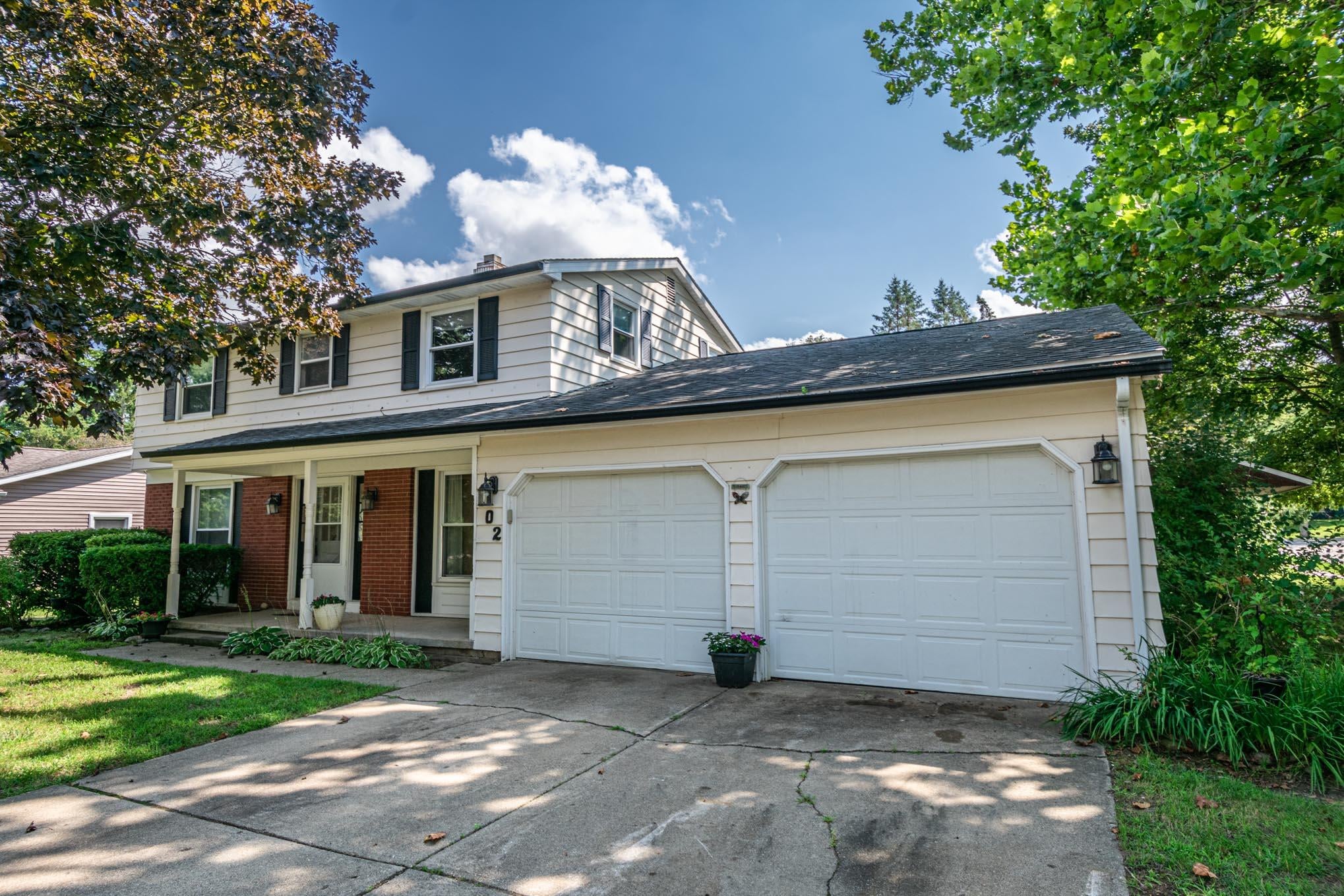 102 Lincolnwood Drive — photo