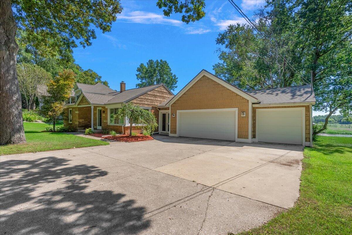 114 River Hills Drive — photo