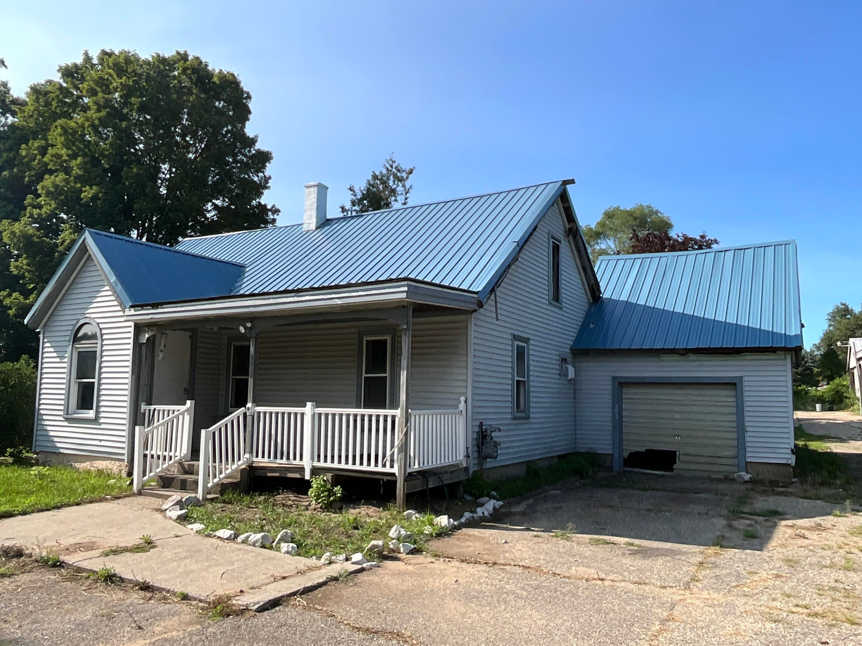 2031 10 Mile Road NE — photo